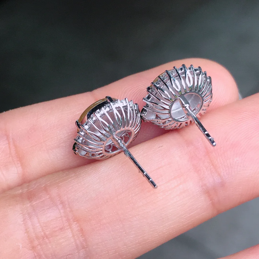 黄翡蛋面耳钉，色泽均匀艳丽，玉质细腻，荧光感超
强，饱满圆润，尽显优雅气质，18k
金豪华镶嵌