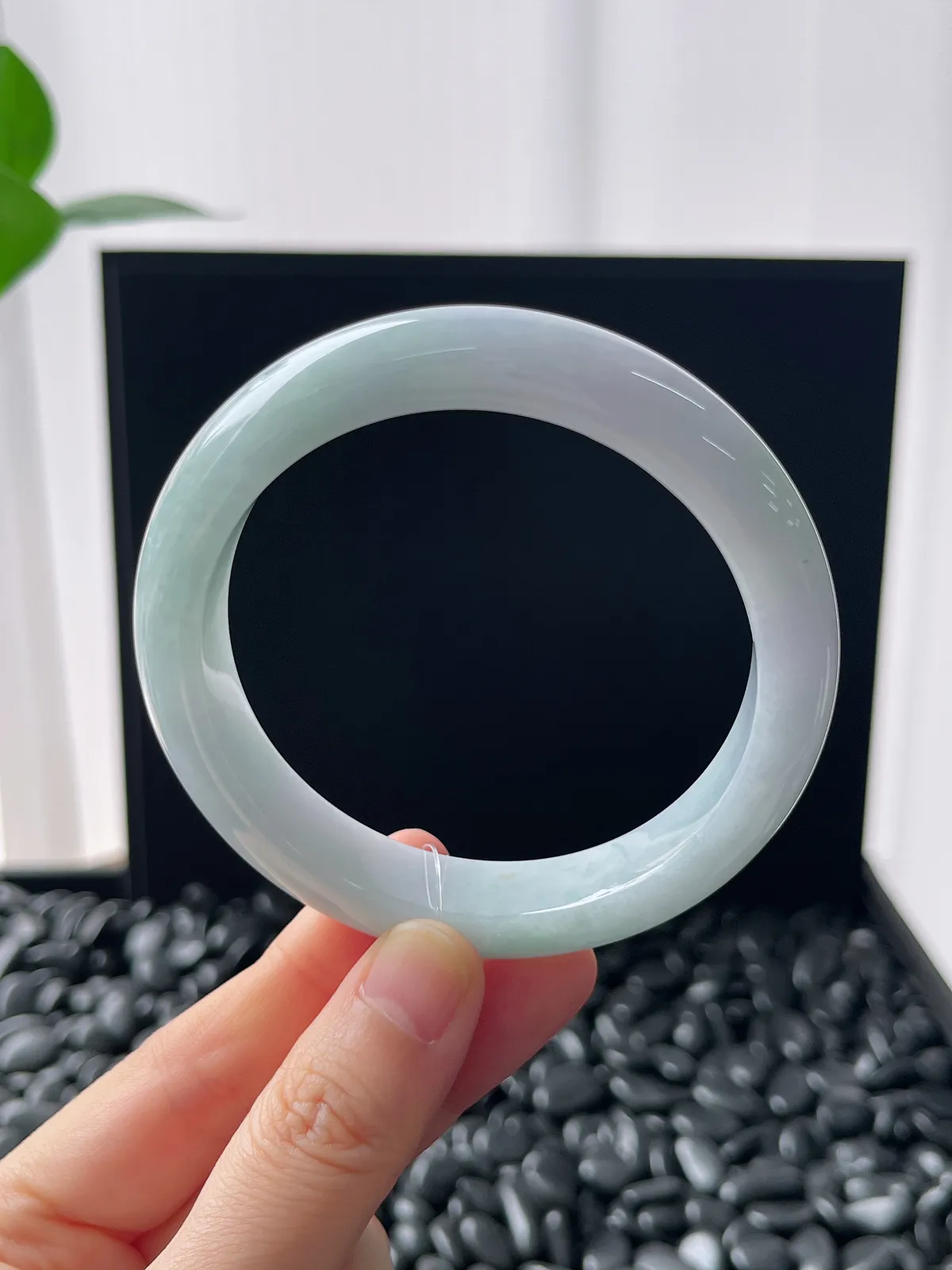 正圈58圈口，翡翠糯化种淡绿色手镯