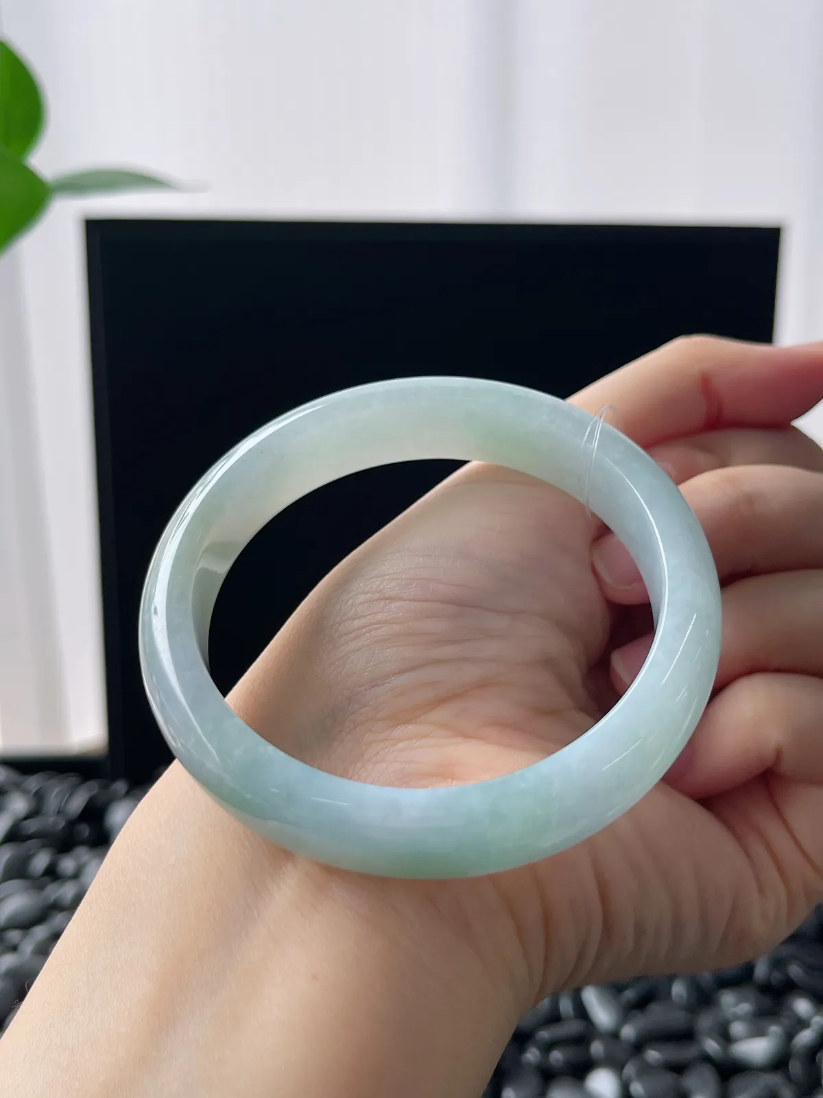 正圈56.6圈口，翡翠糯化种淡绿色手镯