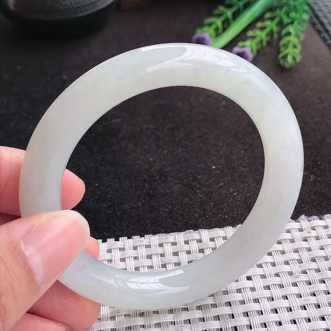 天然A货翡翠55.5/10.3/10老坑秀气冰润白月光圆条手镯玉手镯