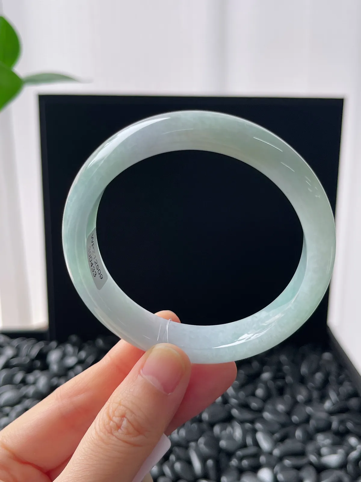 正圈56.6圈口，翡翠糯化种淡绿色手镯