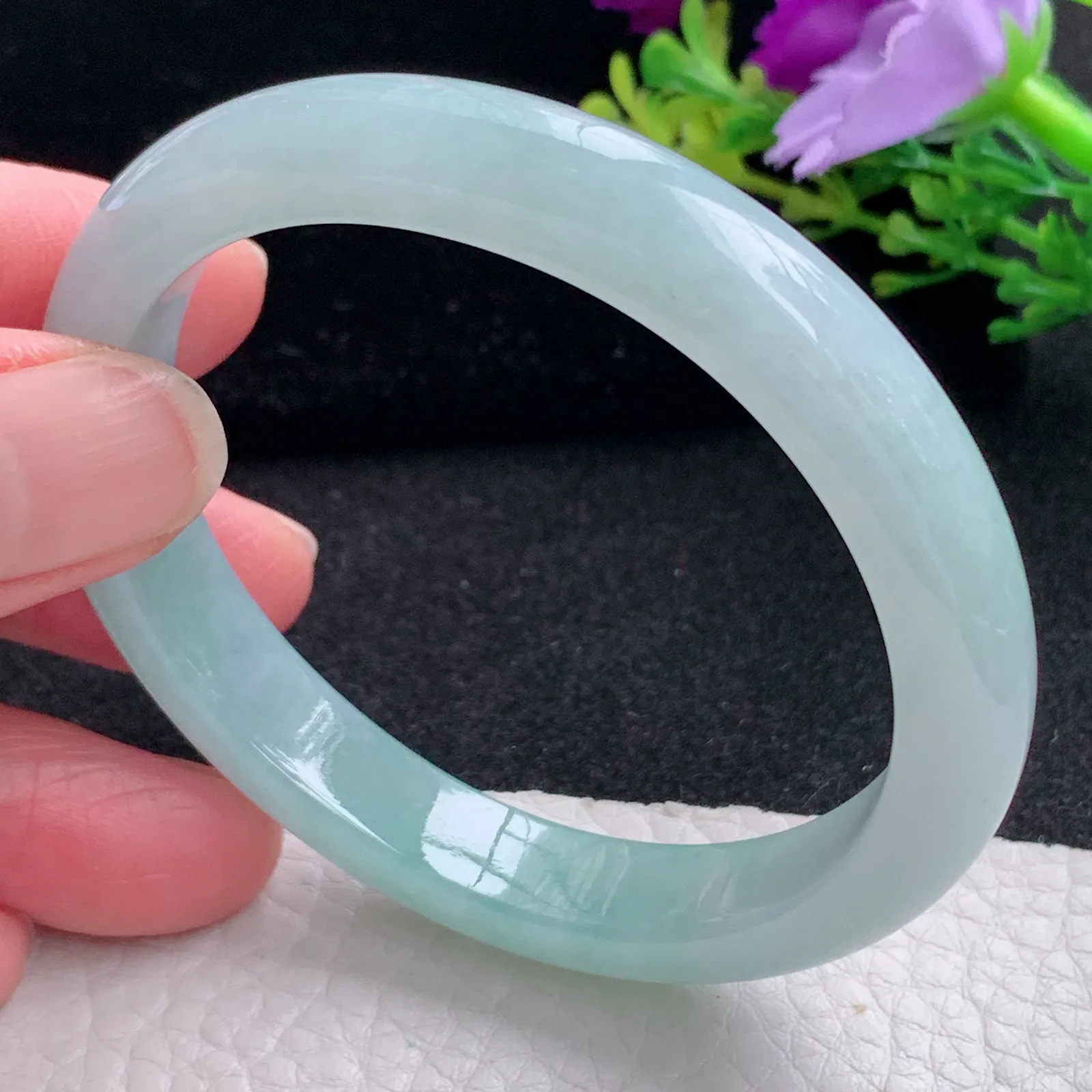 js自然光54*49*10*7.3贵妃镯 缅甸翡翠a货玉手镯清新蛋形宽边玉手环