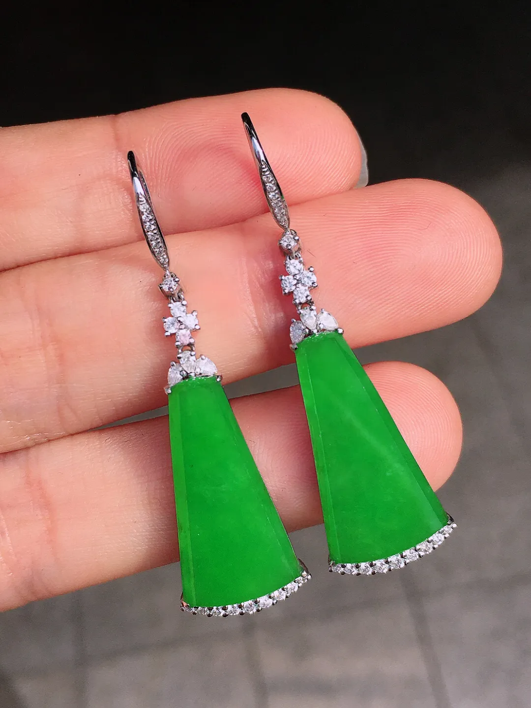 阳绿无事牌耳坠，色泽均匀艳丽，玉质细腻，荧光感超
强，饱满圆润，尽显优雅气质，18k
金豪华镶嵌