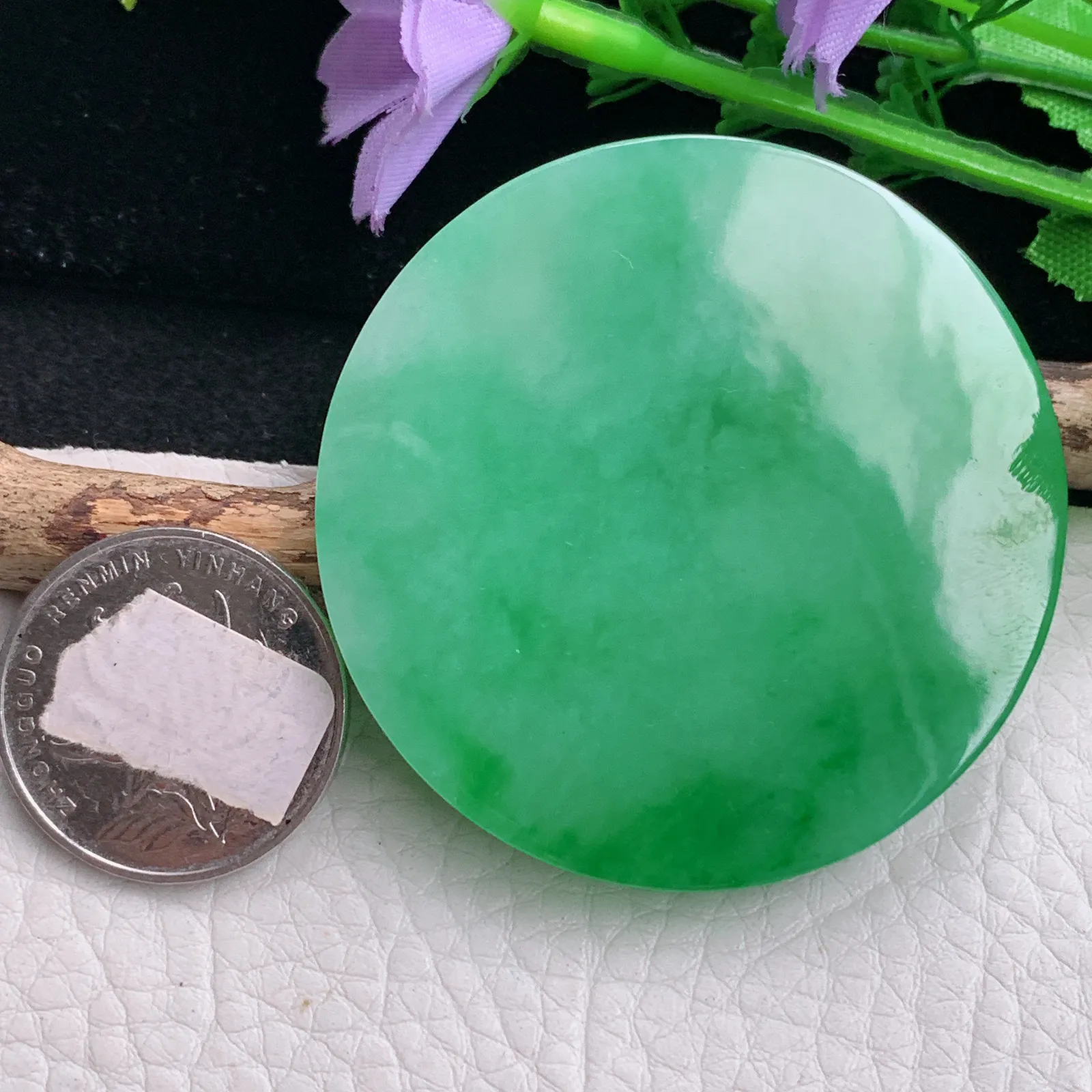 ktj自然光51.2*7.6天然缅甸翡翠水润辣阳绿无事牌 圆牌玉吊坠 玉挂件