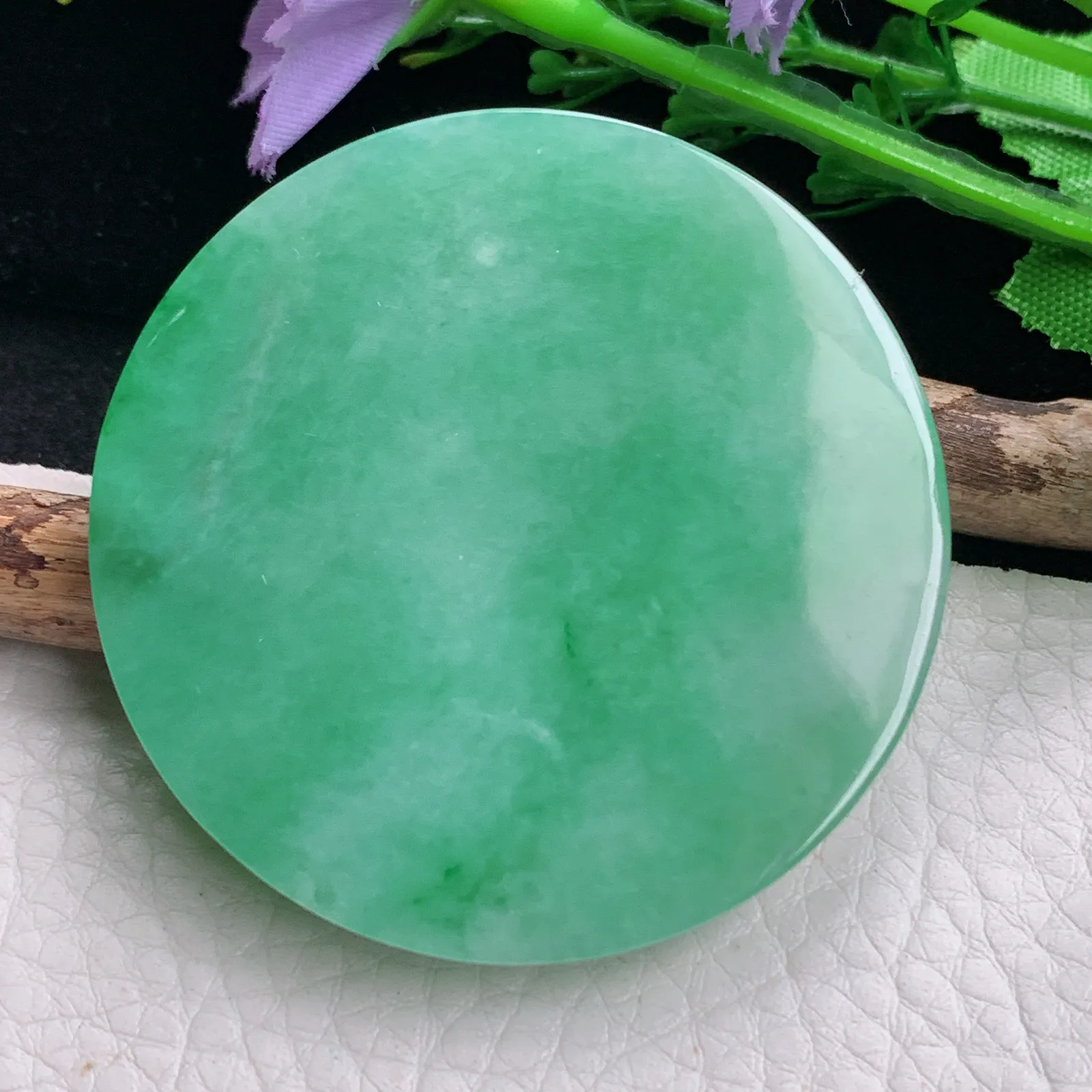 ktj自然光51.2*7.6天然缅甸翡翠水润辣阳绿无事牌 圆牌玉吊坠 玉挂件