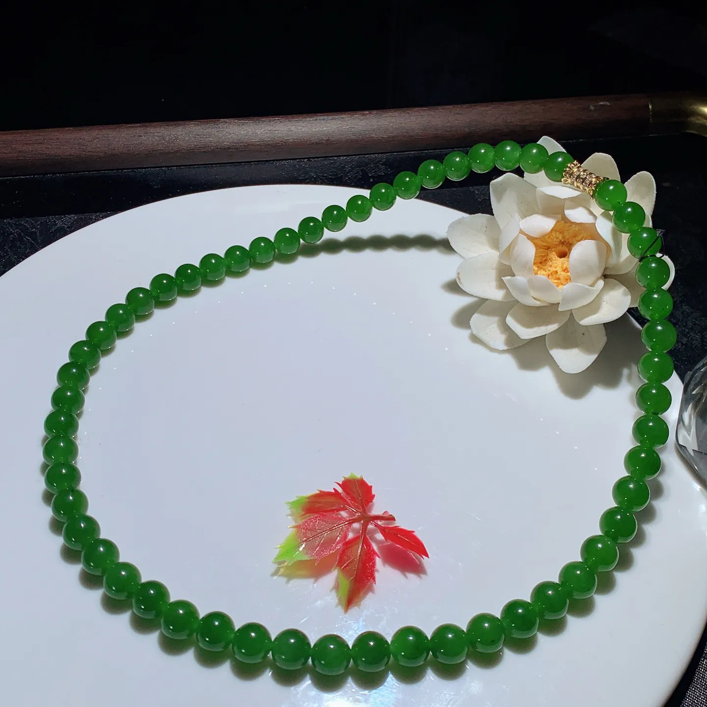 和田玉阳绿俄罗斯碧玉项链。碧玉妈妈链。单颗尺寸8。玉质细腻油润。手推出油。佩戴高端典雅。lt2512