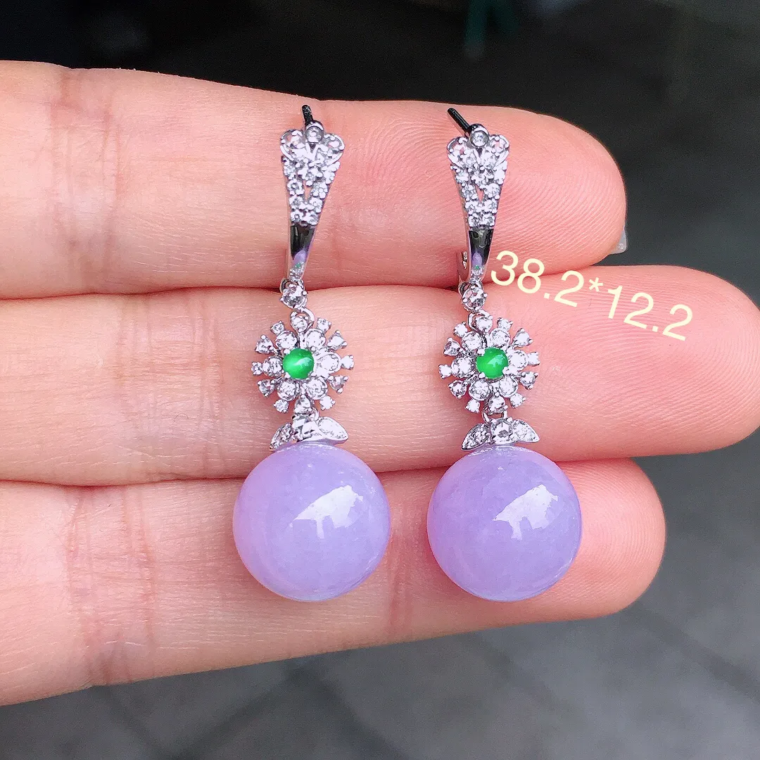 紫罗兰珠子耳坠，色泽均匀艳丽，玉质细腻，荧光感超
强，饱满圆润，尽显优雅气质，18k
金豪华镶嵌