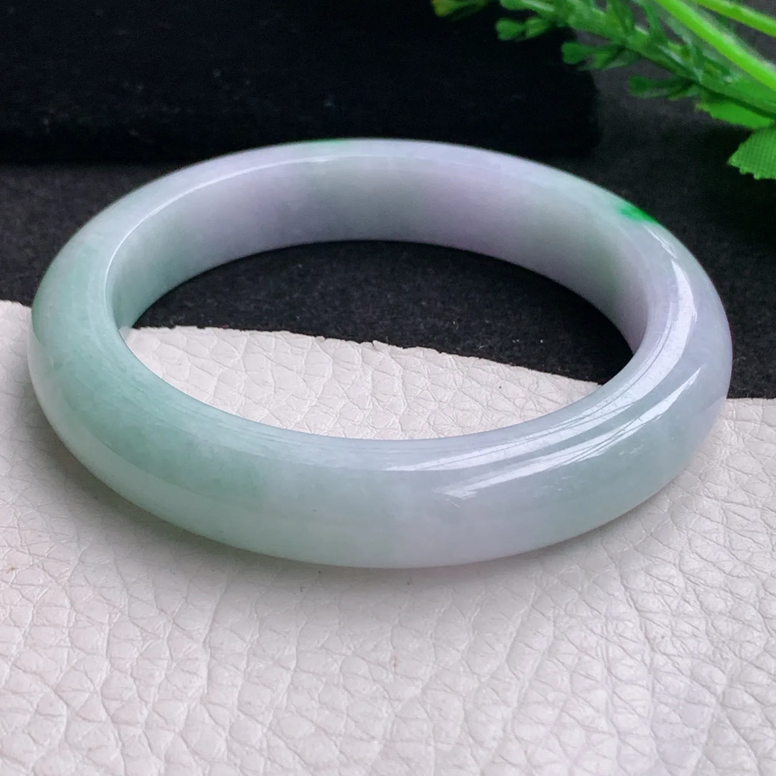 yh自然光54.5*11.2*9平安镯 缅甸翡翠a货玉手镯春带彩甜美？宽边玉手环