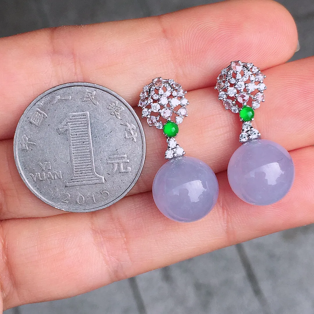 紫罗兰珠子耳坠，色泽均匀艳丽，玉质细腻，荧光感超
强，饱满圆润，尽显优雅气质，18k
金豪华镶嵌