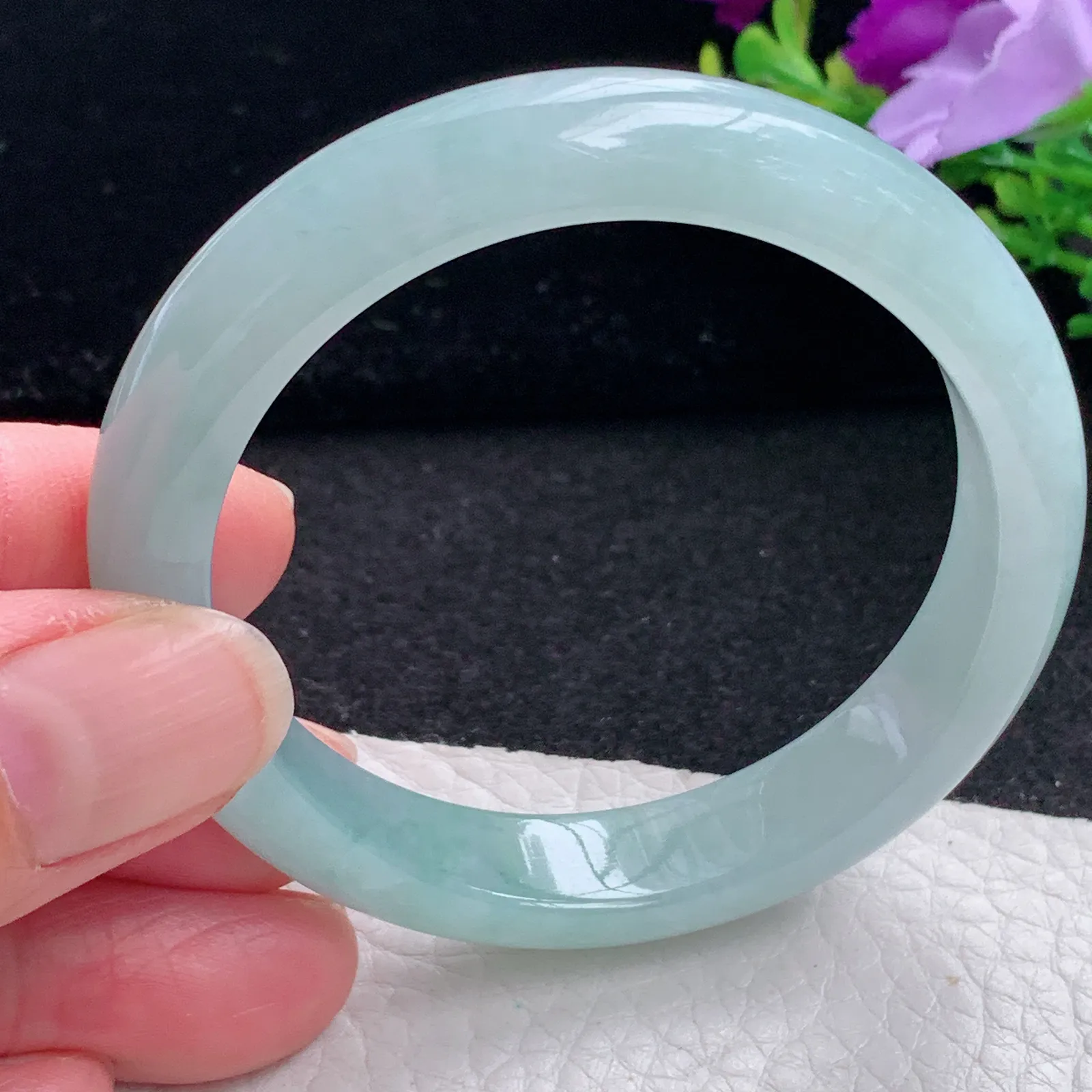 js自然光54*49*10*7.3贵妃镯 缅甸翡翠a货玉手镯清新蛋形宽边玉手环