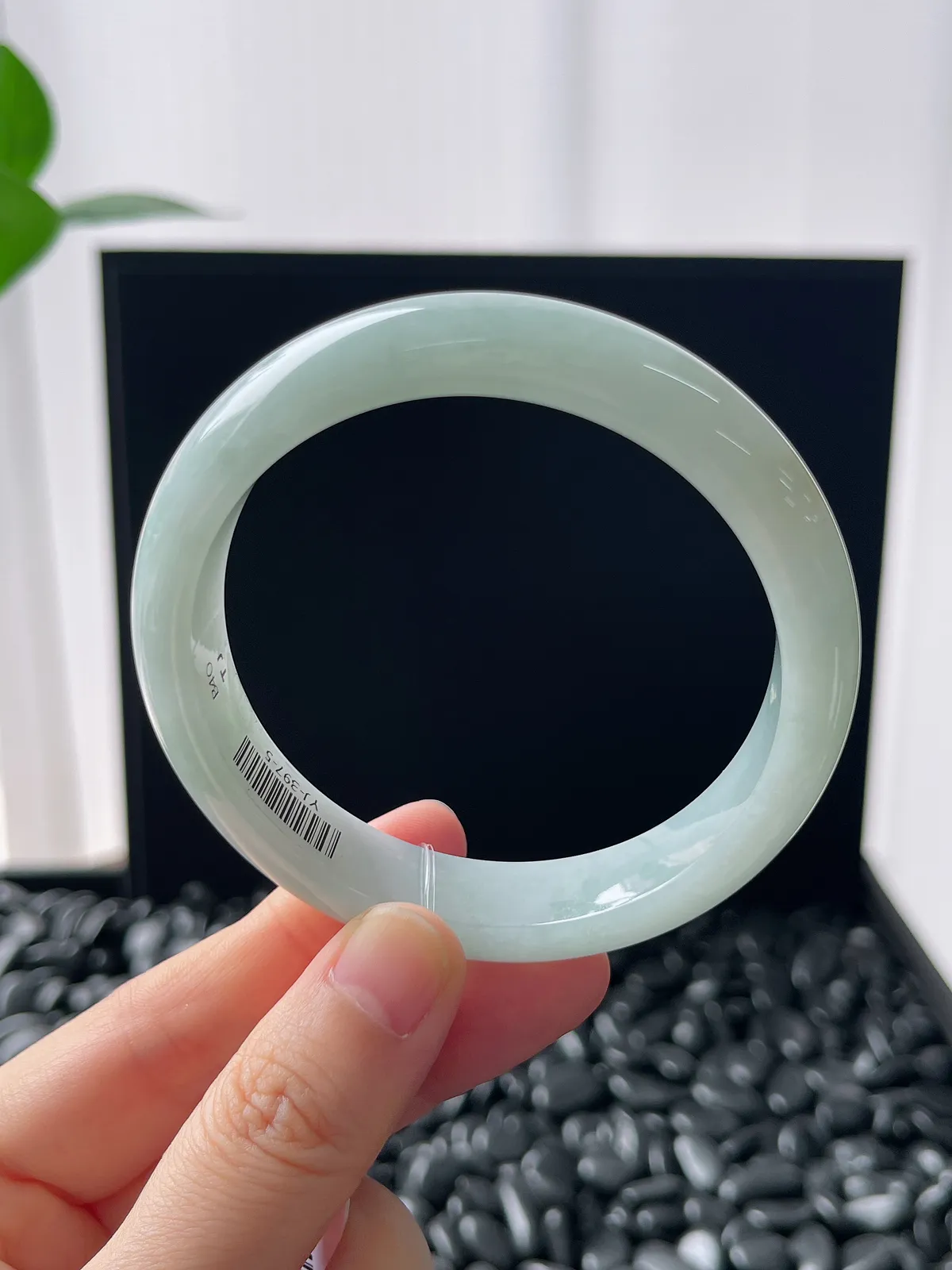 正圈56.5圈口，翡翠糯化种浅绿色手镯