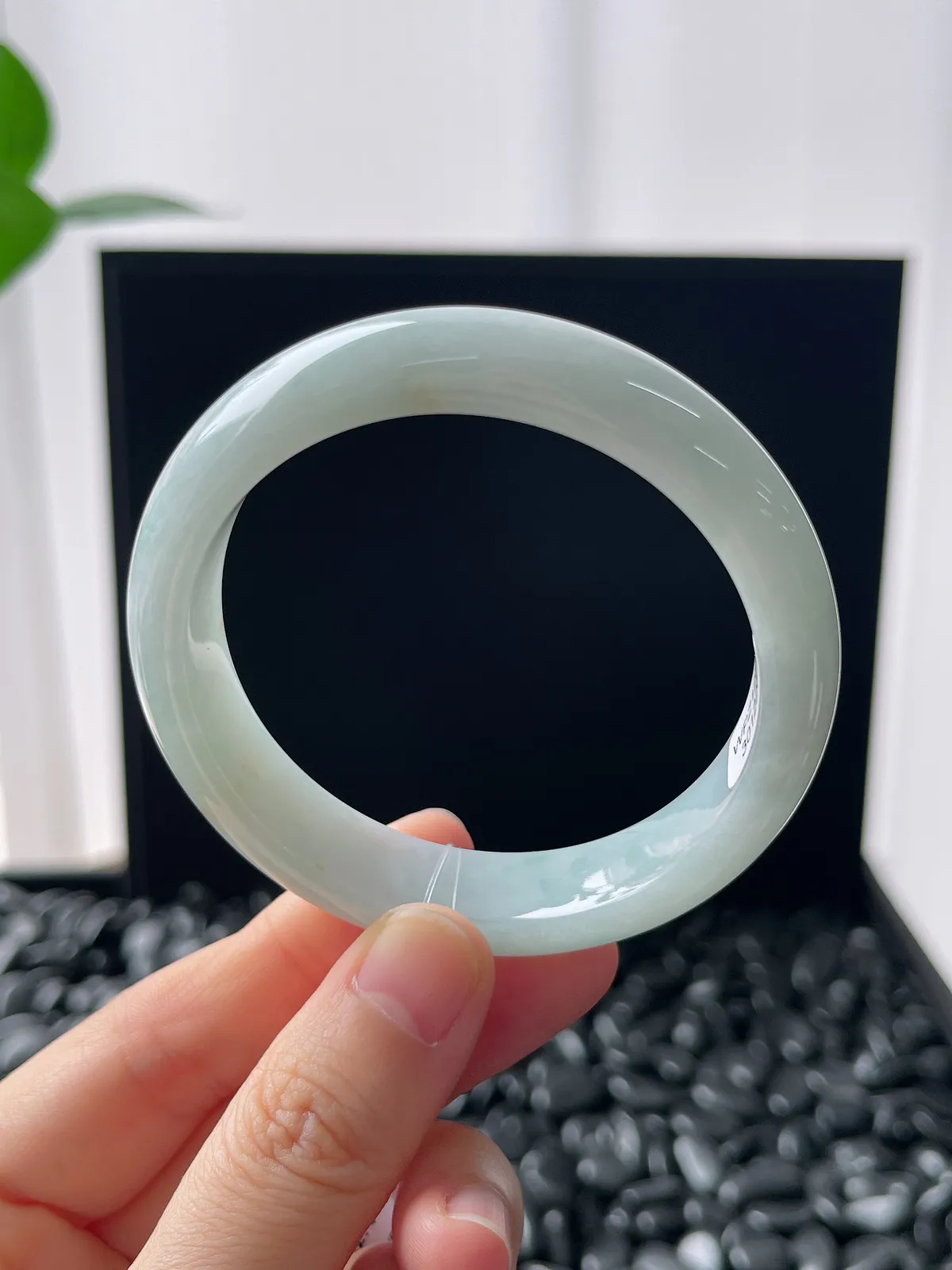 正圈52.5圈口，翡翠糯化种淡绿色手镯