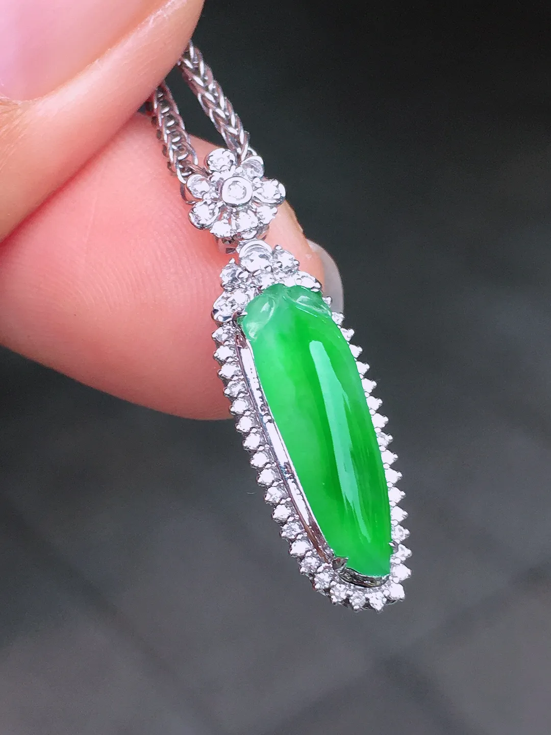 阳绿福瓜吊坠，色泽均匀艳丽，玉质细腻，荧光感超
强，饱满圆润，尽显优雅气质，18k
金豪华镶嵌