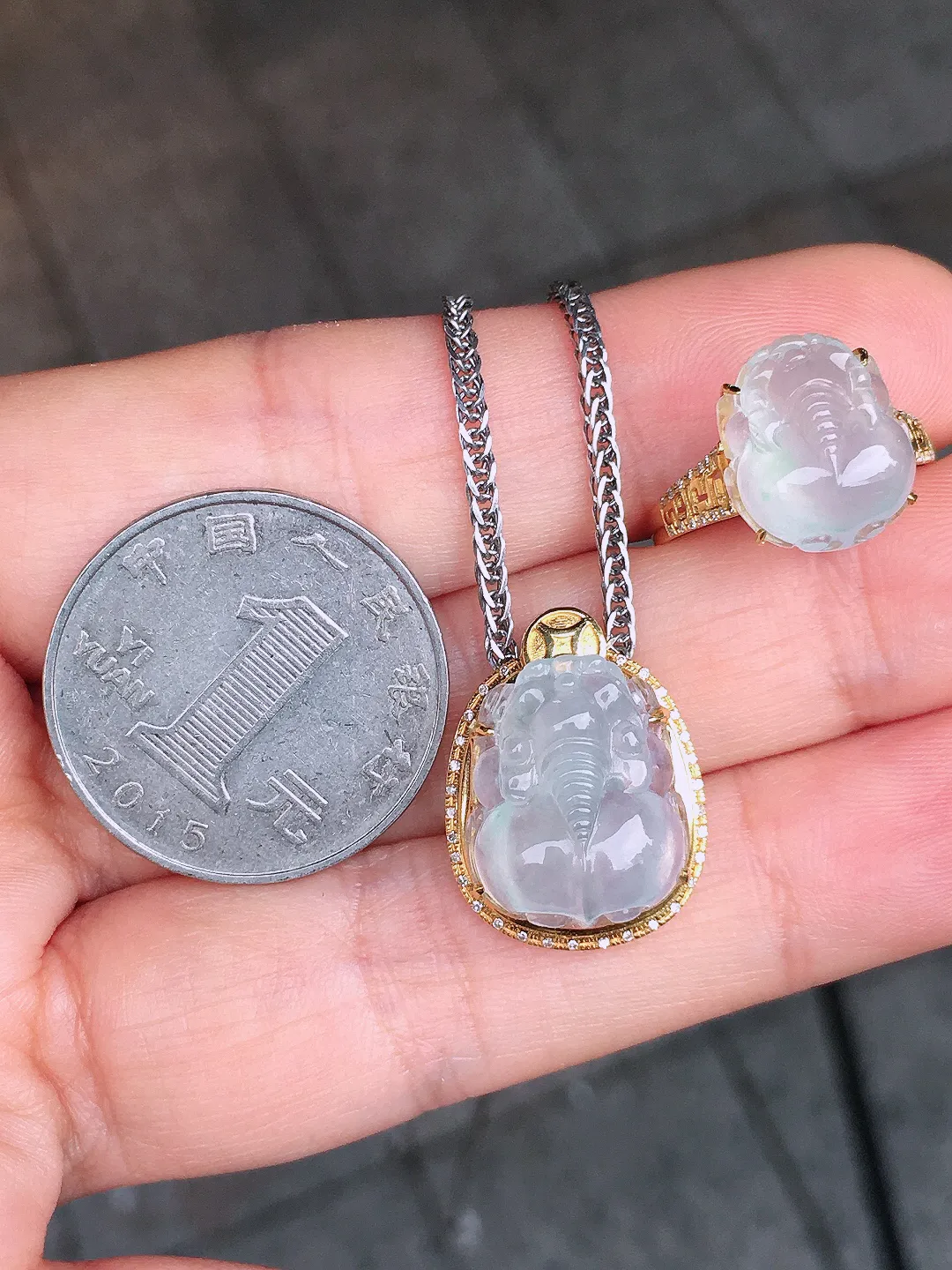 冰种貔貅套装（吊坠+戒指），玉质细腻，荧光感超
强，饱满圆润，尽显优雅气质，18k
金豪华镶嵌