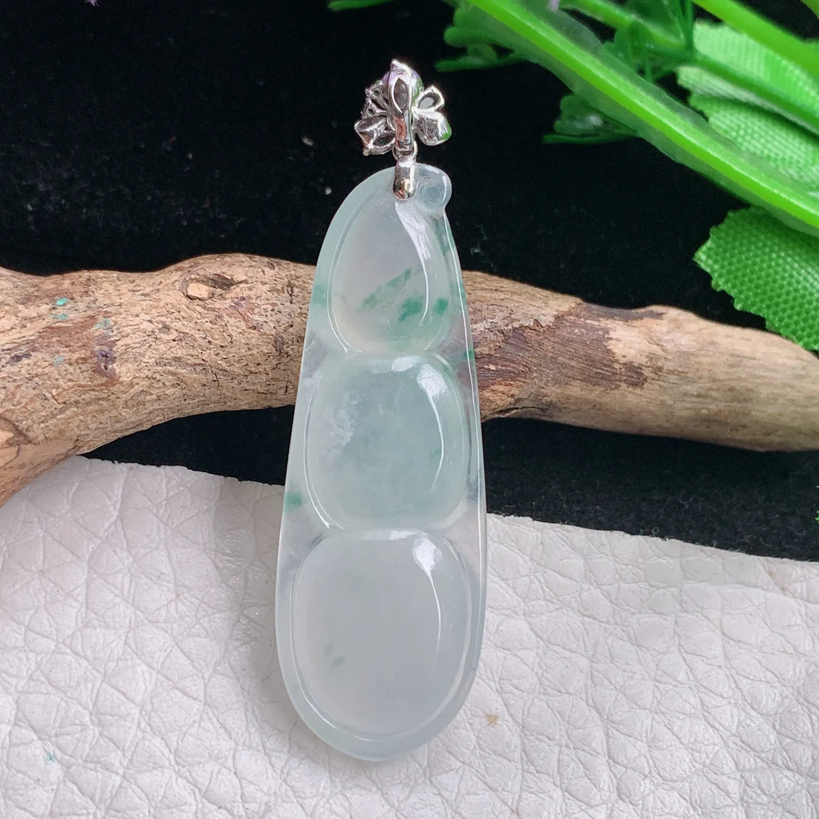 abc自然光48*14.3*6天然缅甸翡翠冰飘花平安豆 四季豆玉吊坠 玉挂件