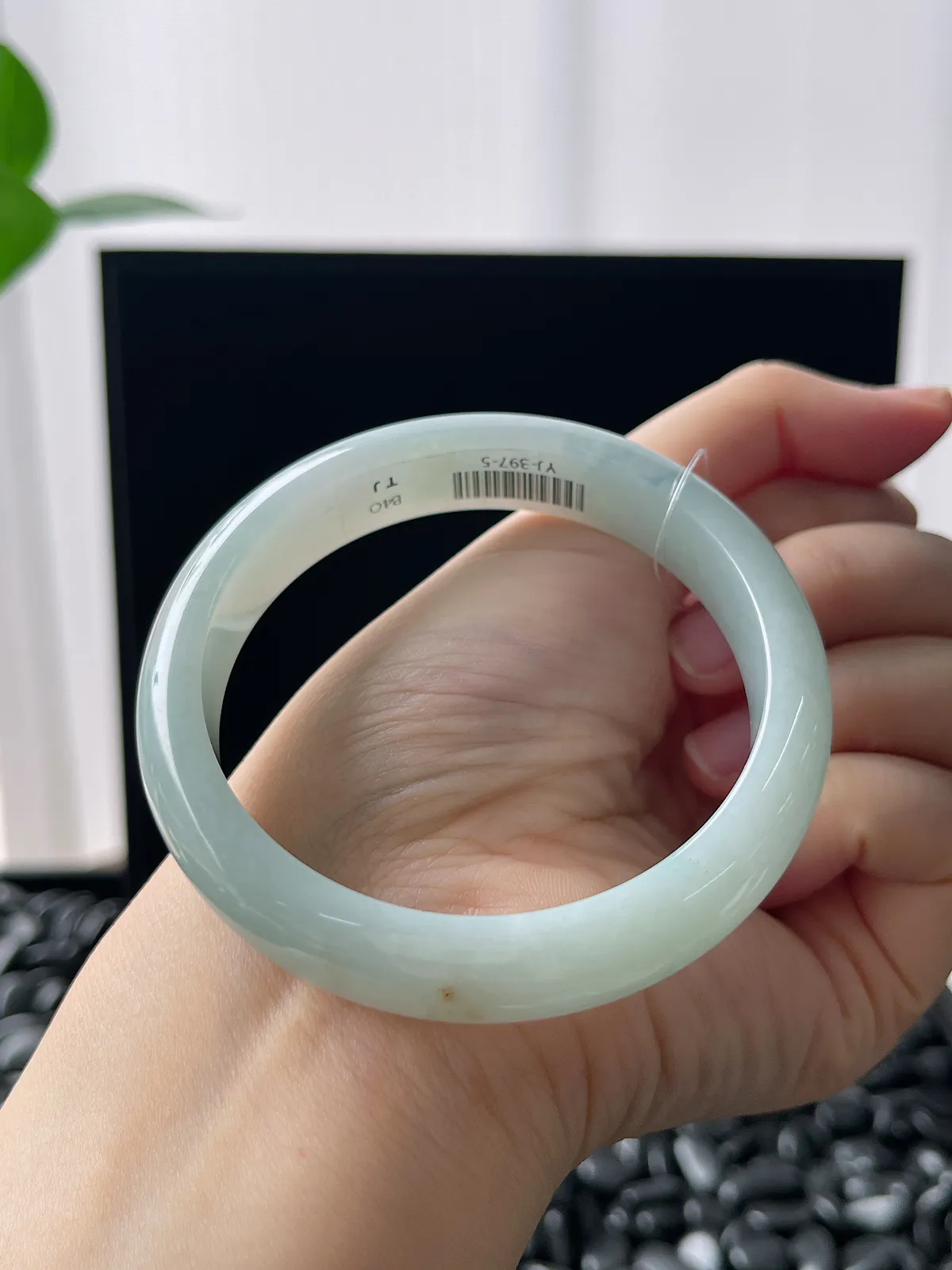 正圈56.5圈口，翡翠糯化种浅绿色手镯