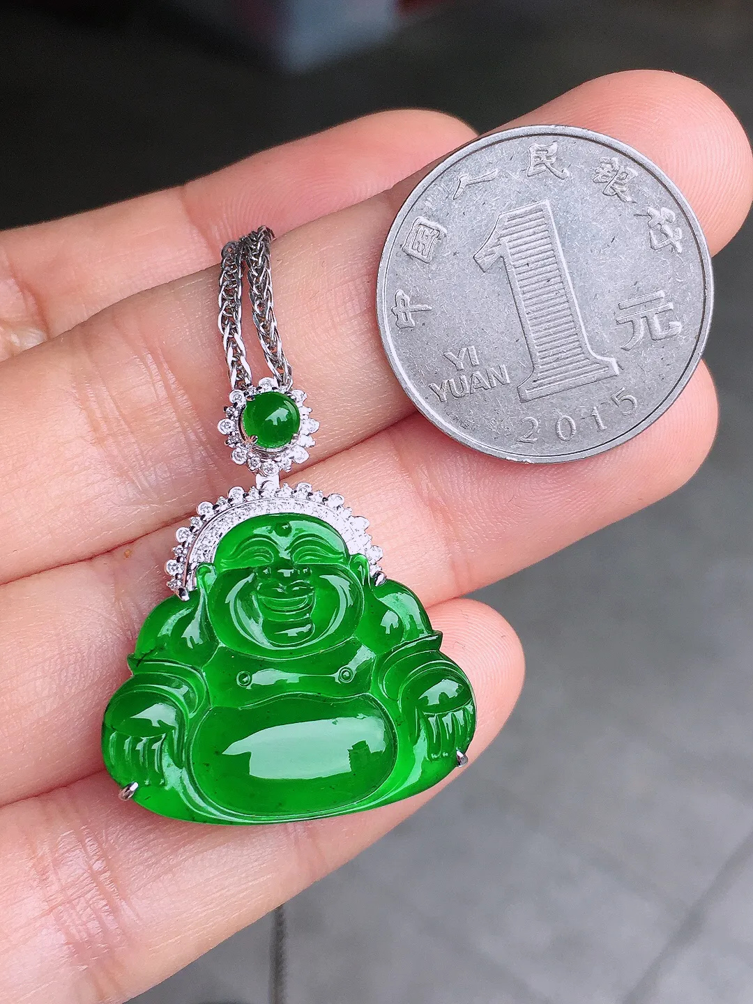 满绿佛公吊坠，色泽均匀浓郁，玉质细腻，荧光感超
强，饱满圆润，尽显优雅气质，18k
金豪华镶嵌