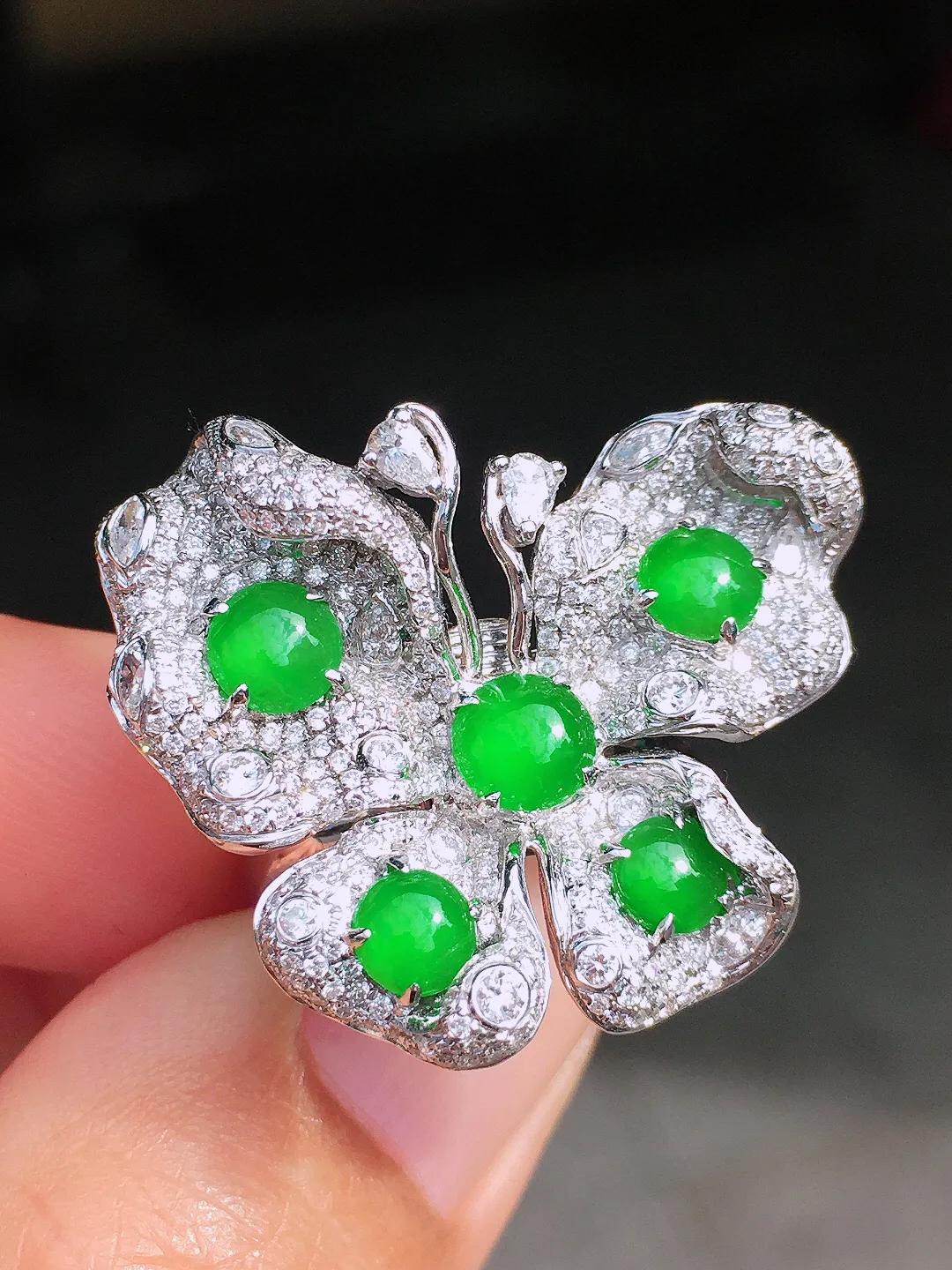 阳绿蝴蝶三用款，色泽均匀艳丽，玉质细腻，荧光感超
强，饱满圆润，尽显优雅气质，18k
金豪华镶嵌