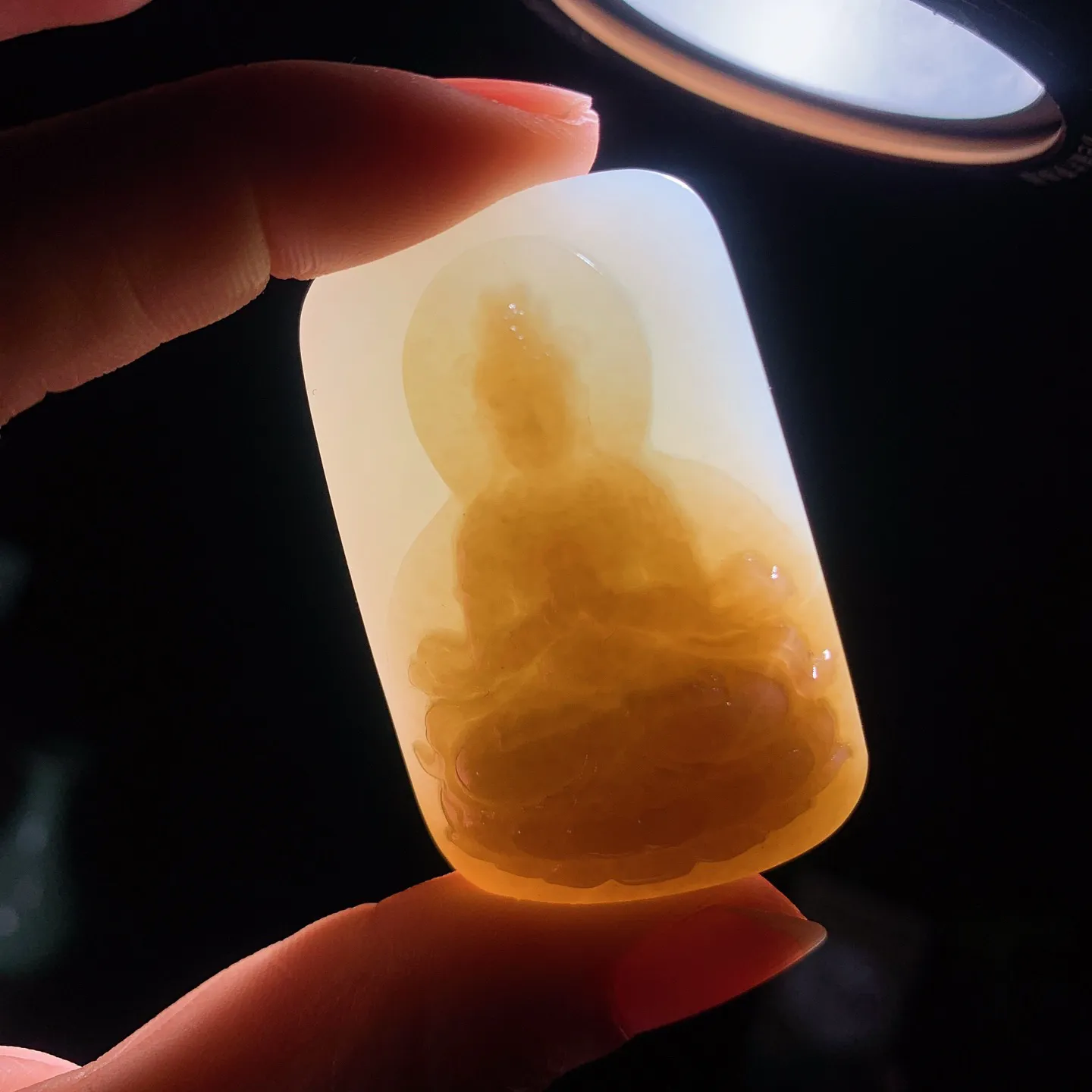 新疆和田玉且末糖坐莲观音牌挂件。尺寸47/31/15重43.6克。玉质细腻油润。手推出油。佩戴高端典雅。lt251201