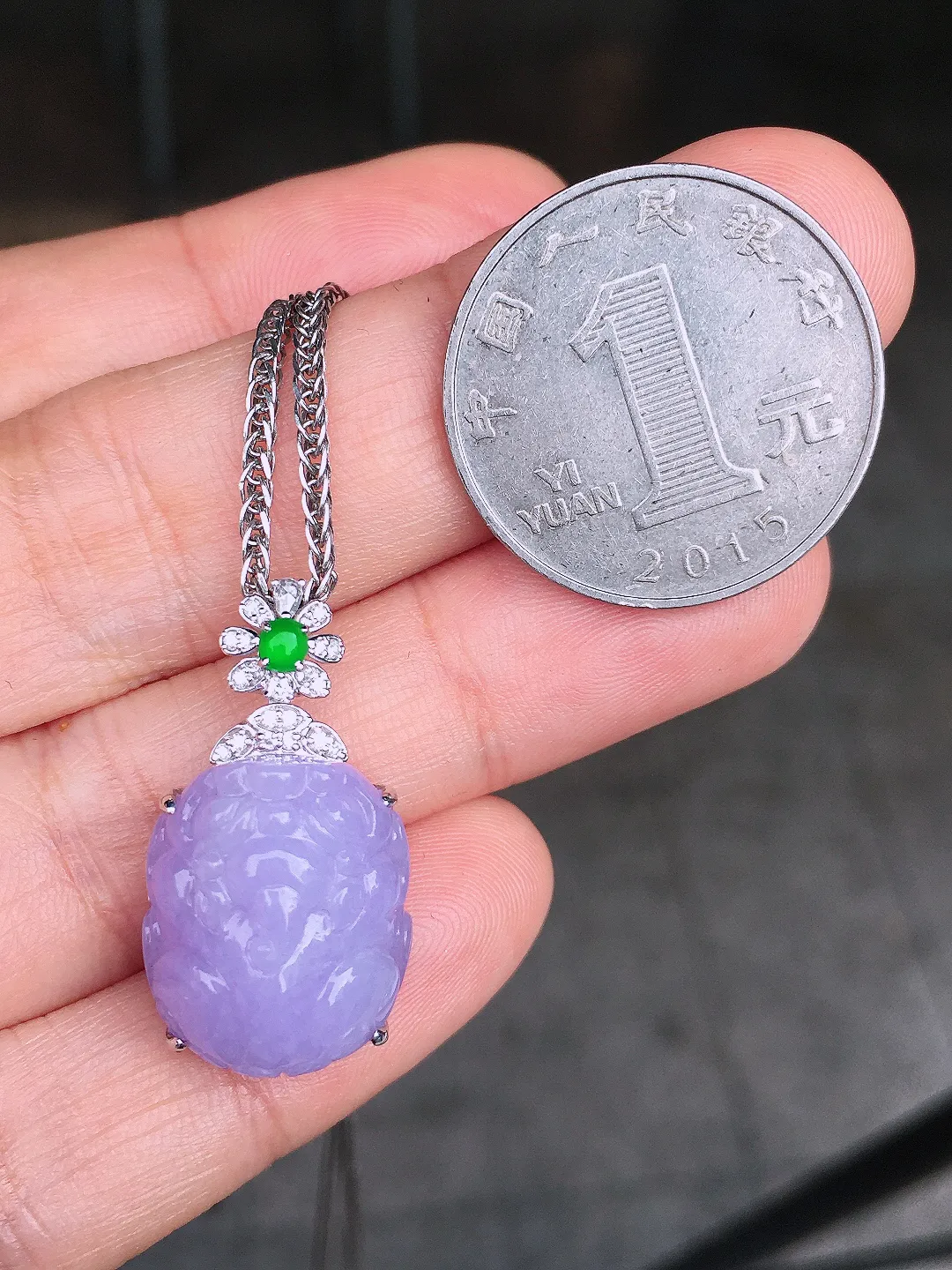 紫罗兰貔貅吊坠，色泽均匀艳丽，玉质细腻，荧光感超
强，饱满圆润，尽显优雅气质，18k
金豪华镶嵌