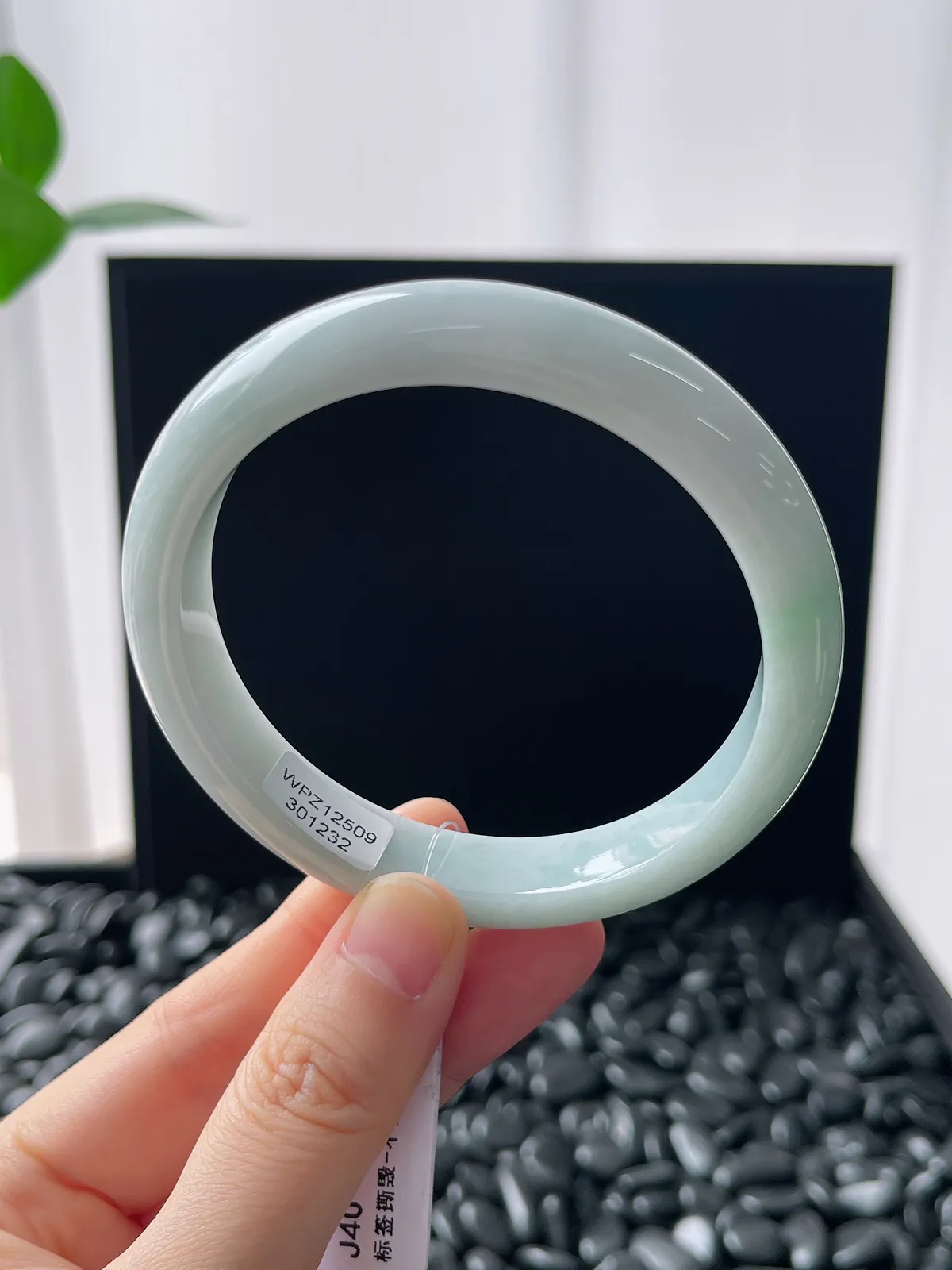 正圈59.3圈口，翡翠糯化种淡绿色手镯