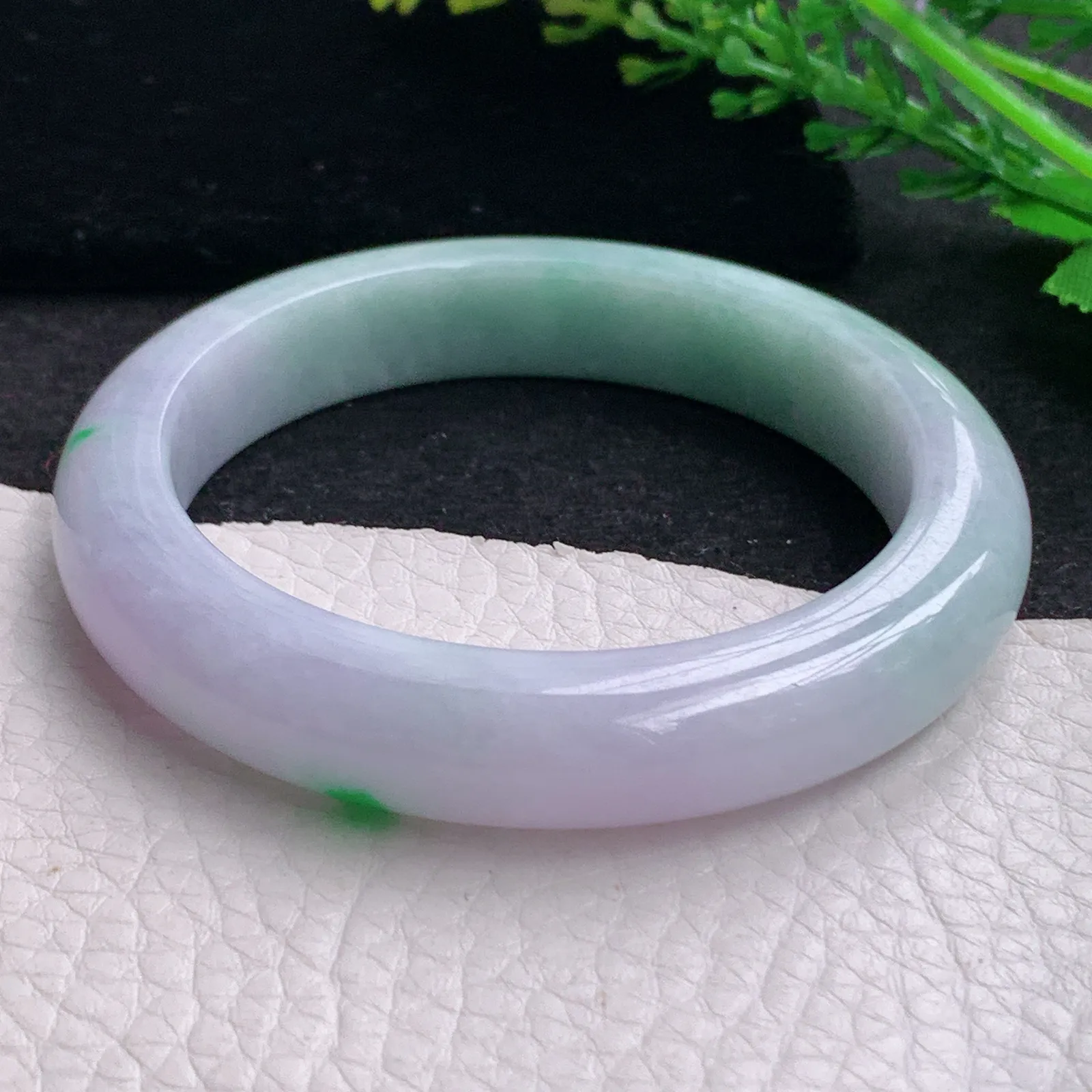 yh自然光54.5*11.2*9平安镯 缅甸翡翠a货玉手镯春带彩甜美？宽边玉手环