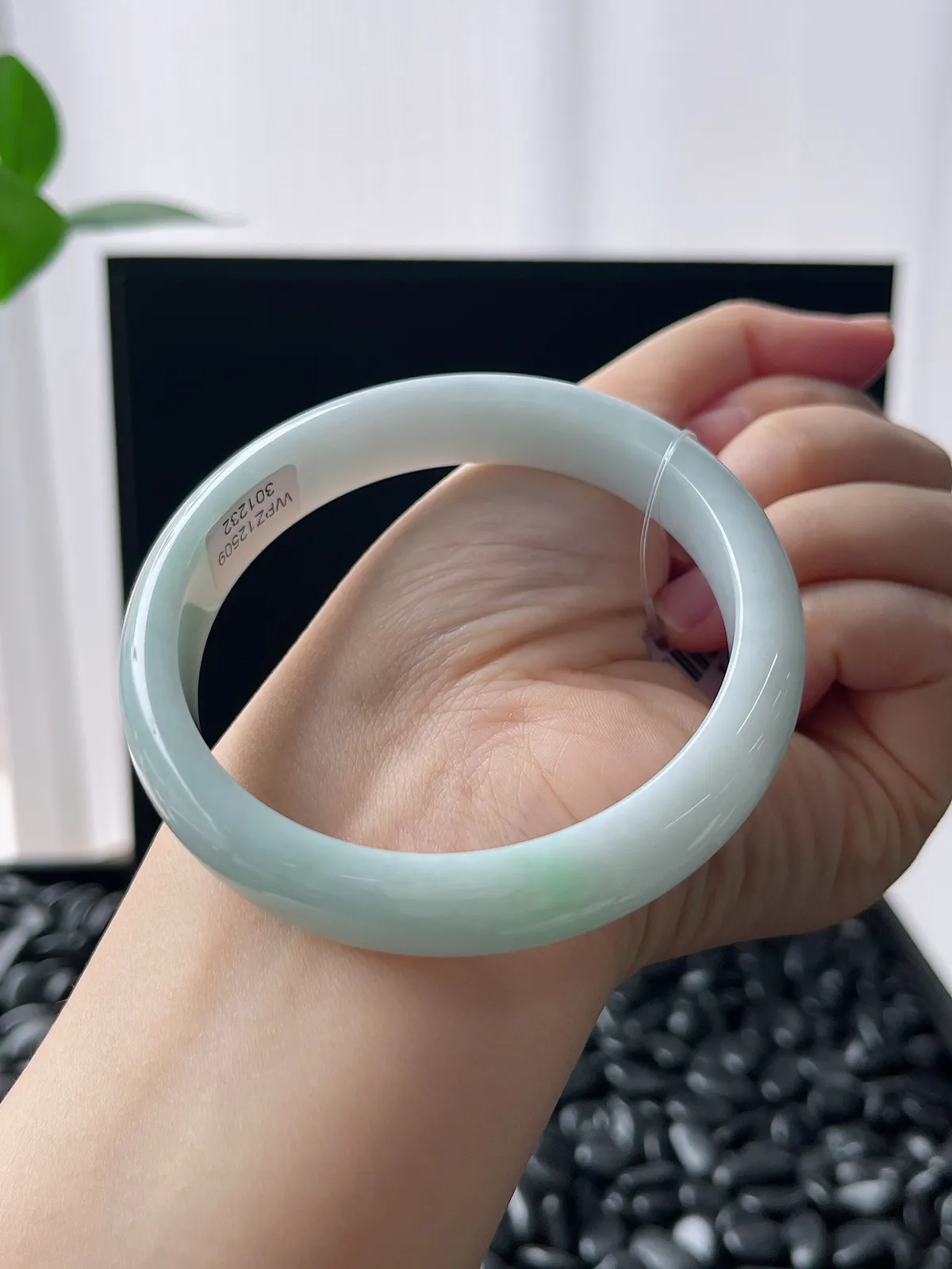 正圈59.3圈口，翡翠糯化种淡绿色手镯