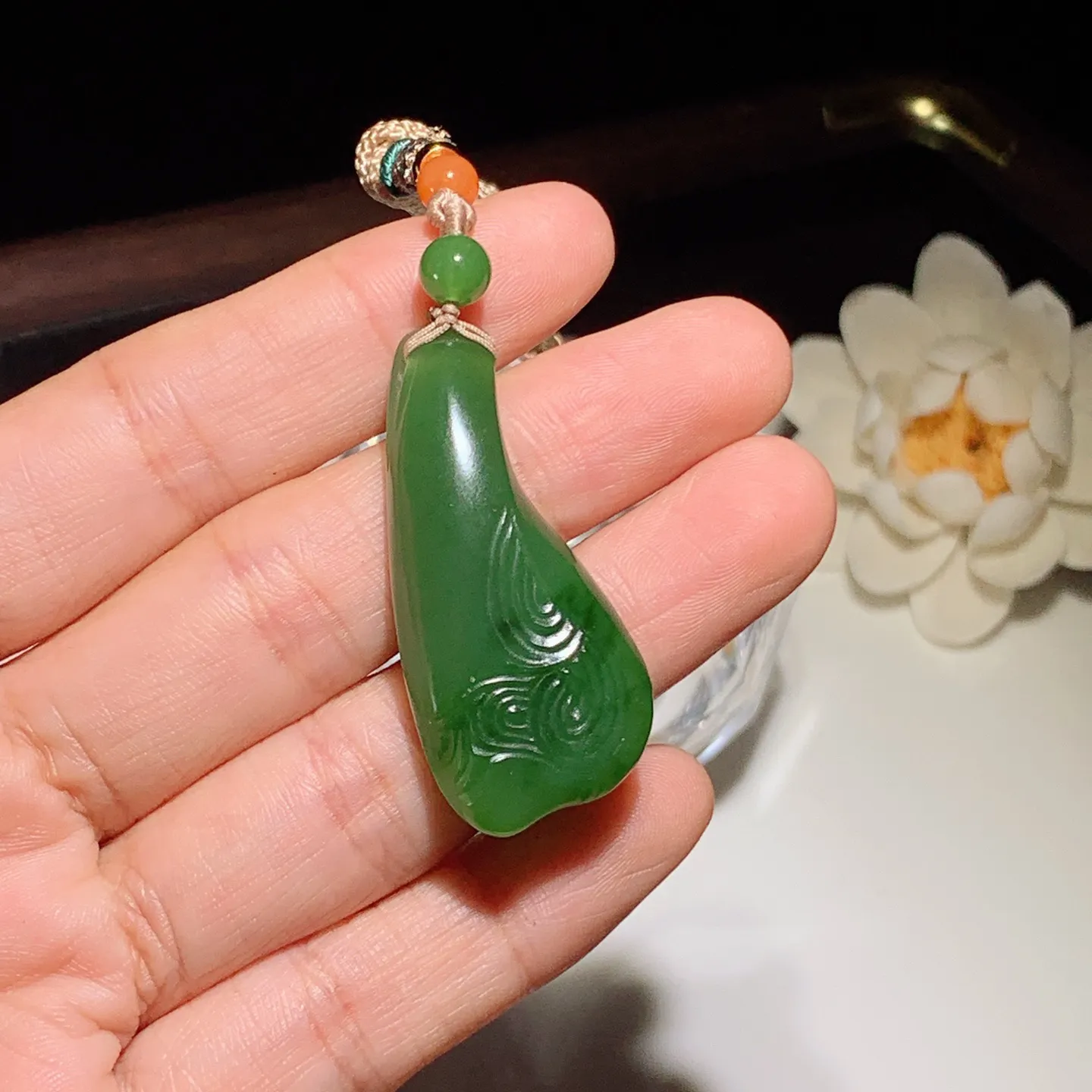 和田玉阳绿俄罗斯碧玉顺丰顺水随型挂件。尺寸43/20/9重11.8克。玉质细腻油润。手推出油。佩戴高端典雅。lt251201
