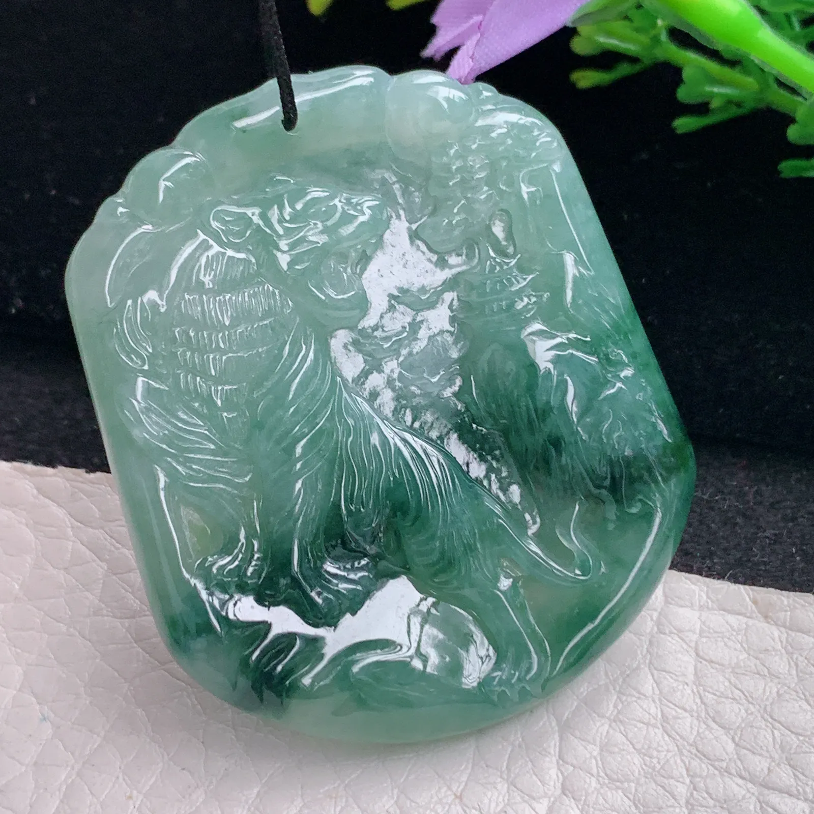 kh自然光49.9*42*5.5天然缅甸翡翠飘花上山虎 生肖虎玉吊坠 玉挂件