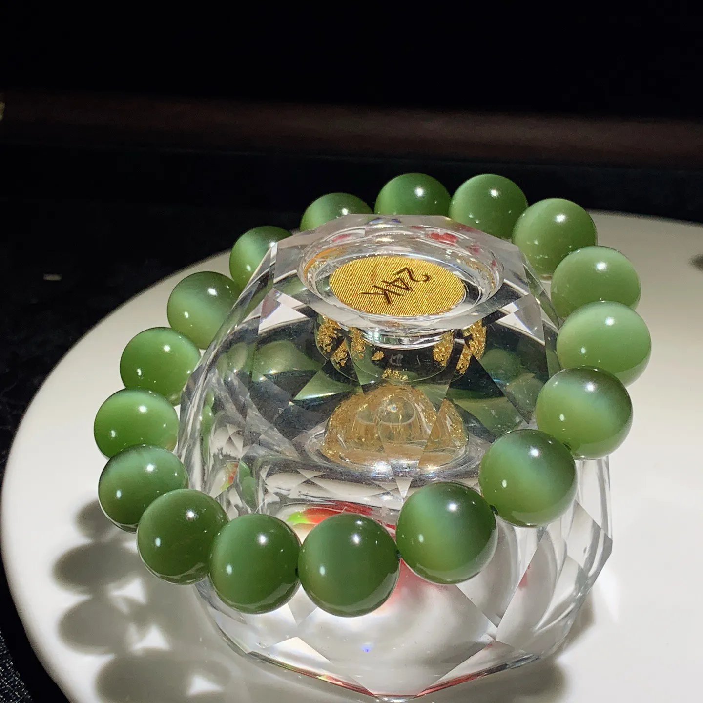 和田玉菠菜绿俄罗斯碧玉猫眼手串。单颗尺寸12重45.8克。玉质细腻油润。手推出油。佩戴高端典雅。lt251201