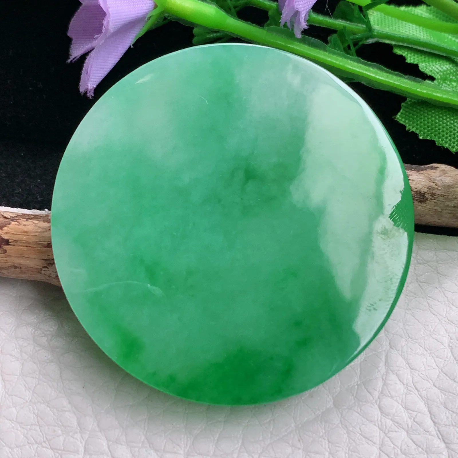 ktj自然光51.2*7.6天然缅甸翡翠水润辣阳绿无事牌 圆牌玉吊坠 玉挂件