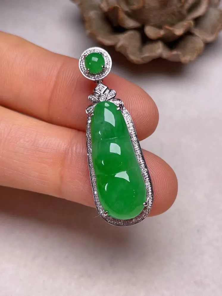 冰种阳绿福豆吊坠、真金真钻镶嵌，种水好，玉质细腻 .裸石尺寸 23.0*8.9