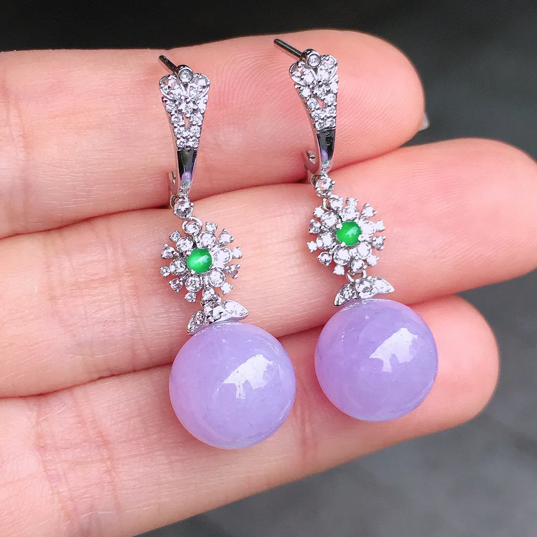 紫罗兰珠子耳坠，色泽均匀艳丽，玉质细腻，荧光感超
强，饱满圆润，尽显优雅气质，18k
金豪华镶嵌