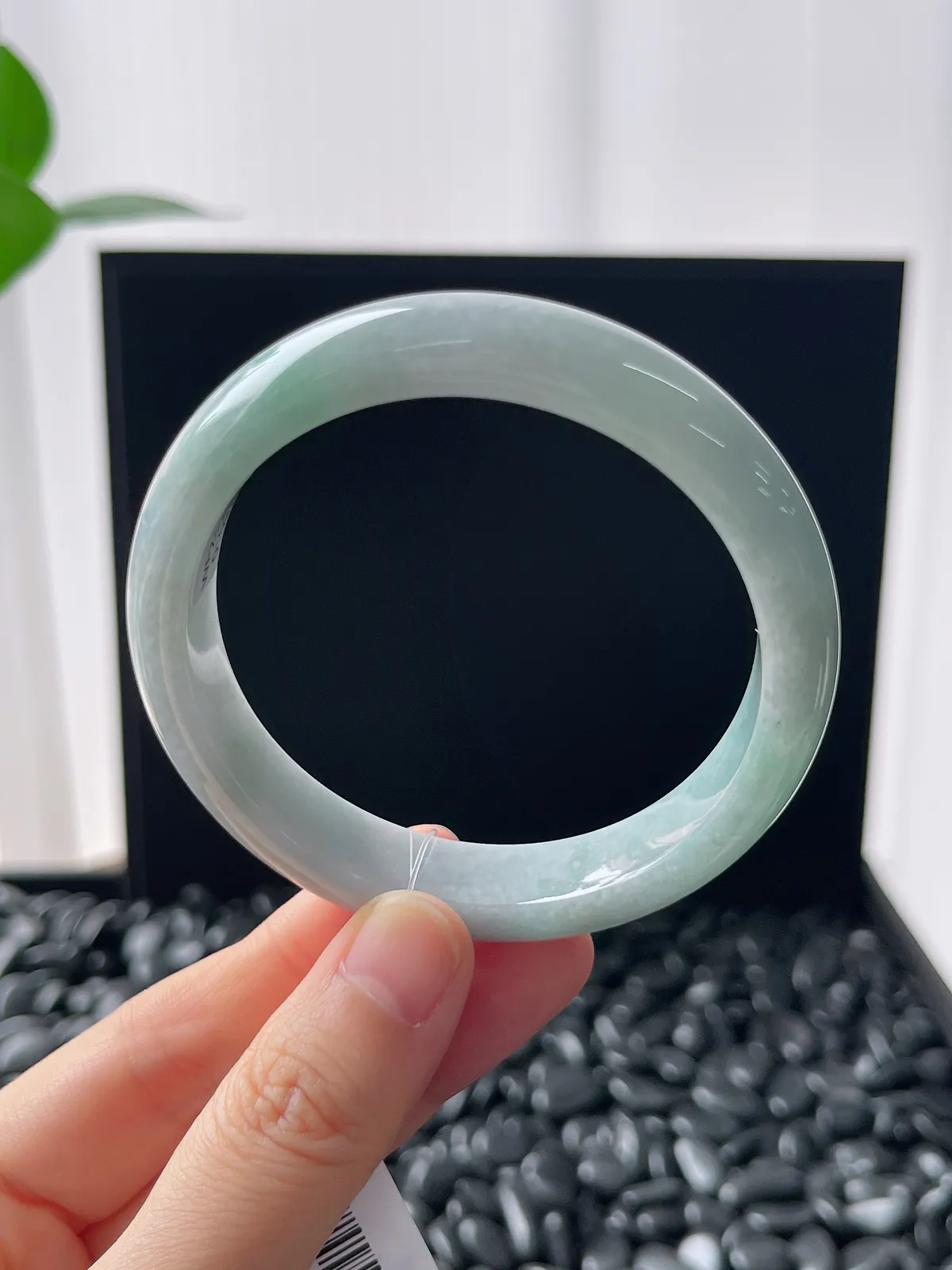 正圈55.5圈口，翡翠糯化种浅绿色手镯