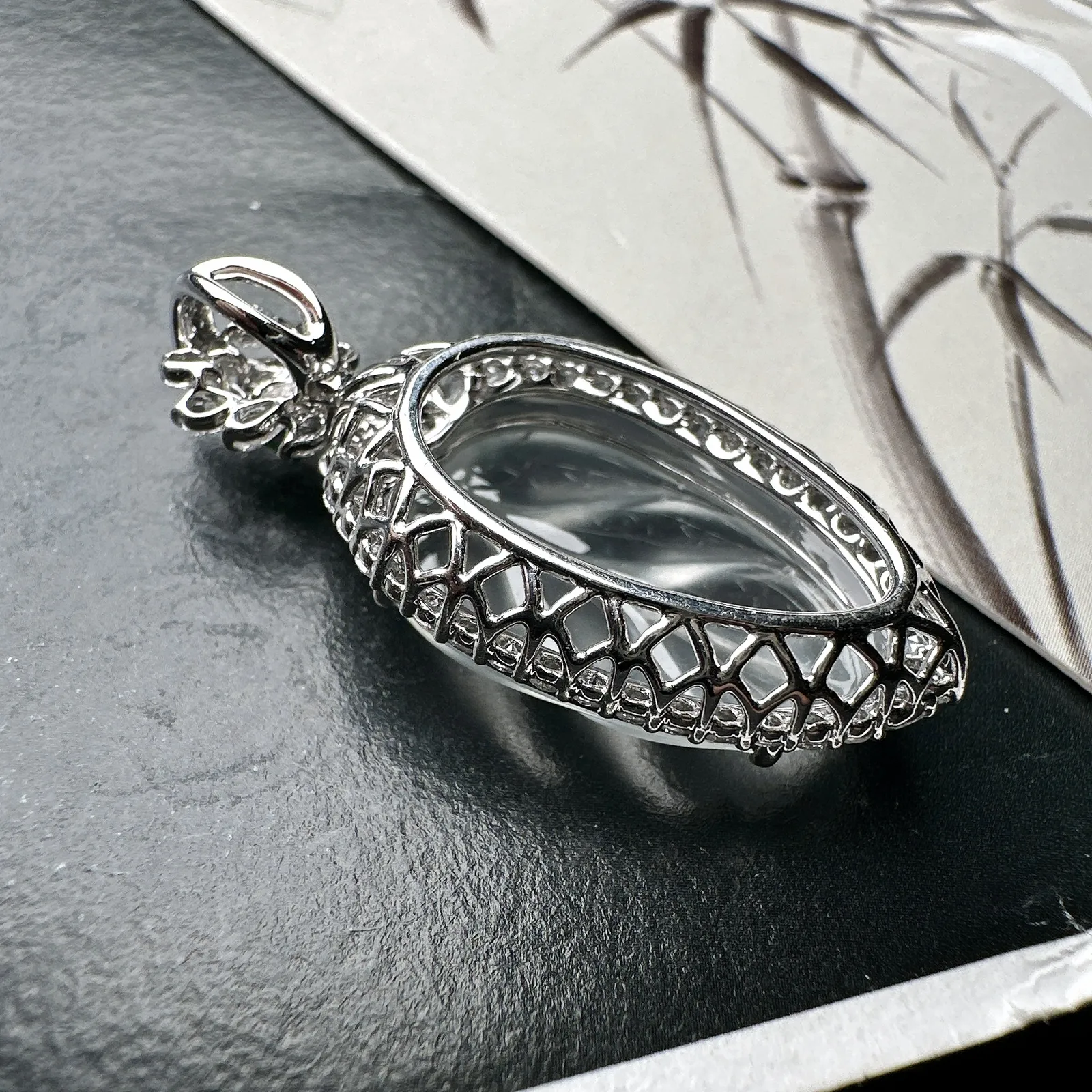 【玻璃种叶子】金枝玉叶，质地细腻，冰润透亮，光泽出众，18k金钻镶嵌，裸石尺寸21.2*14.1*4.5毫米