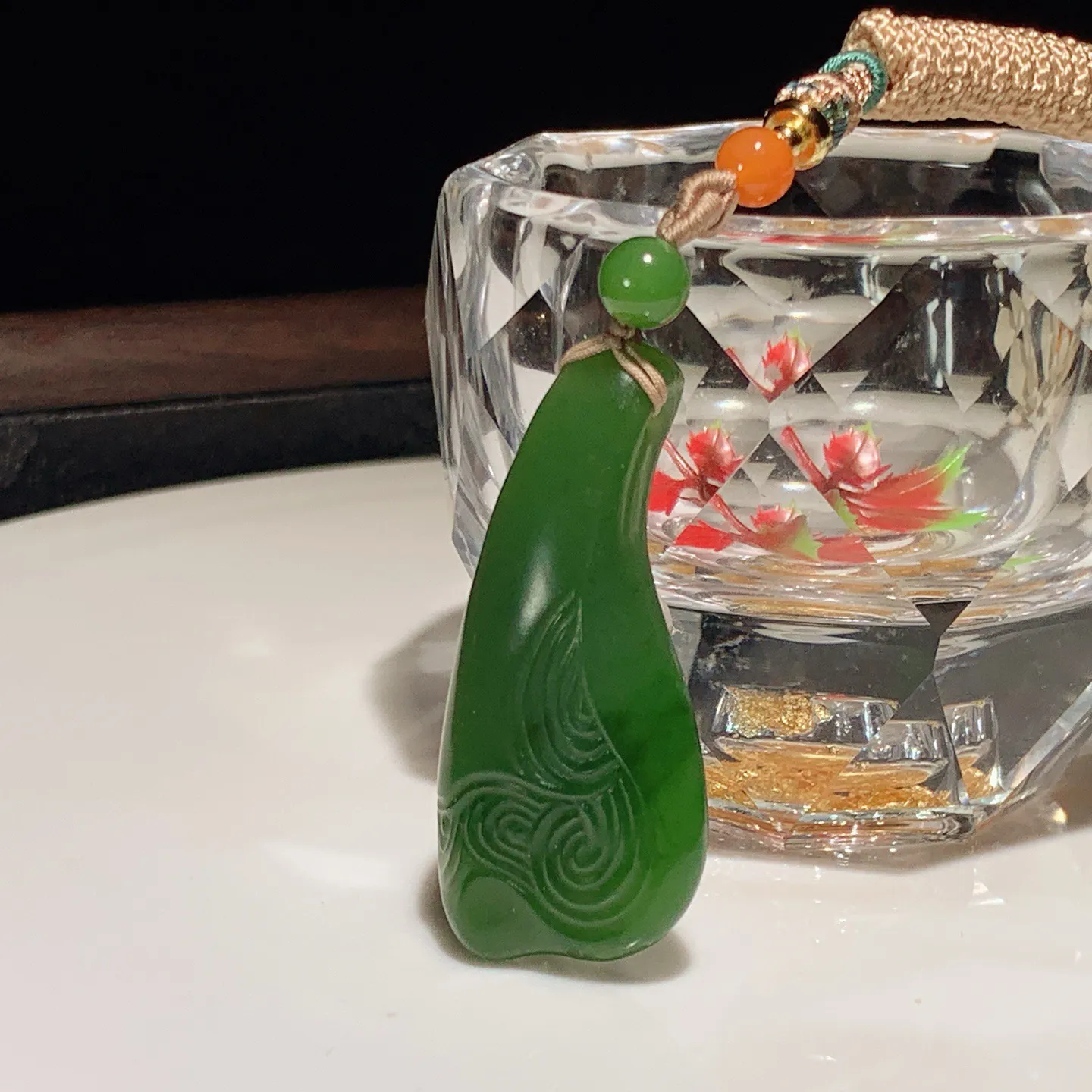 和田玉阳绿俄罗斯碧玉顺丰顺水随型挂件。尺寸43/20/9重11.8克。玉质细腻油润。手推出油。佩戴高