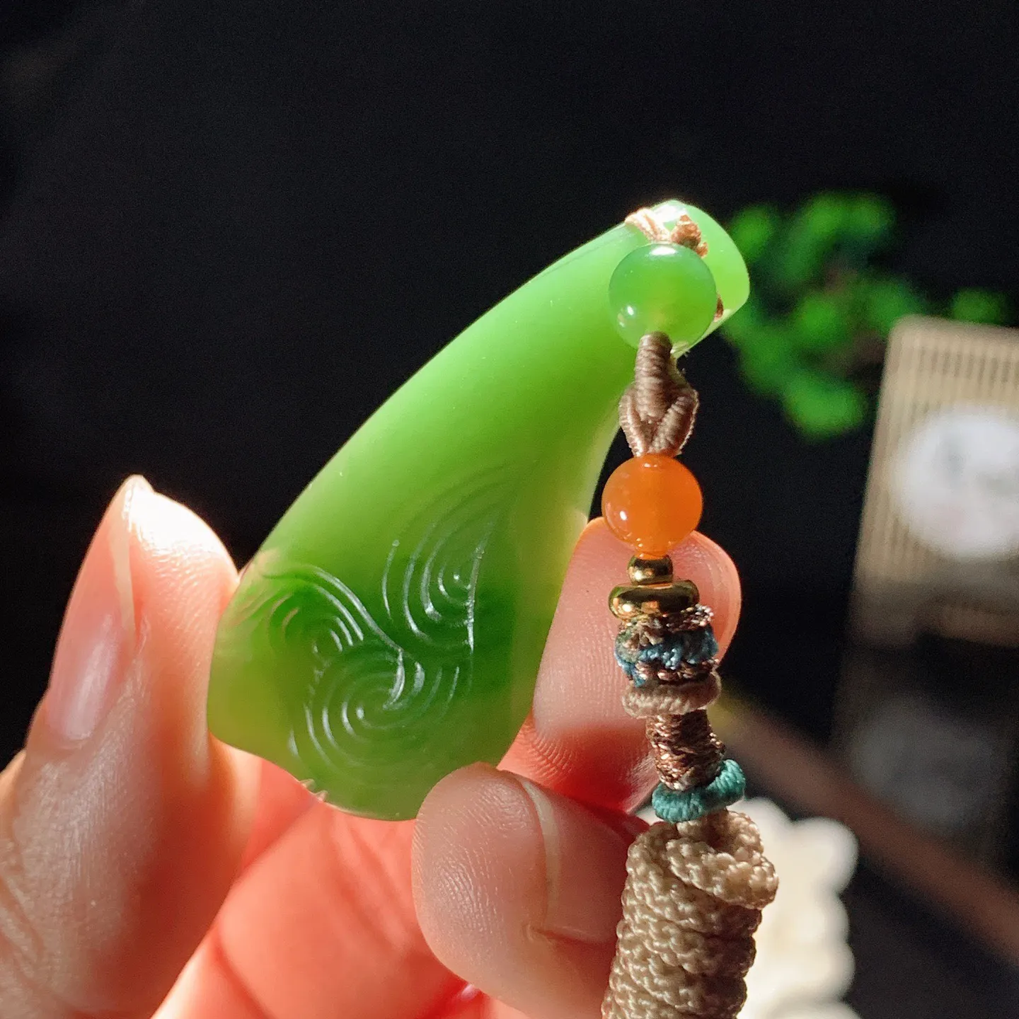 和田玉阳绿俄罗斯碧玉顺丰顺水随型挂件。尺寸43/20/9重11.8克。玉质细腻油润。手推出油。佩戴高端典雅。lt251201