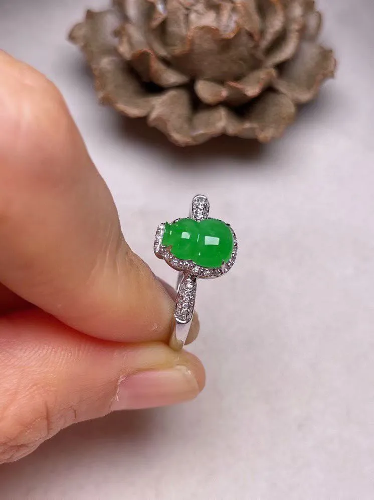 冰种阳绿葫芦戒指 、真金真钻镶嵌，种水好，玉质细腻 .裸石尺寸 8.2*5.9