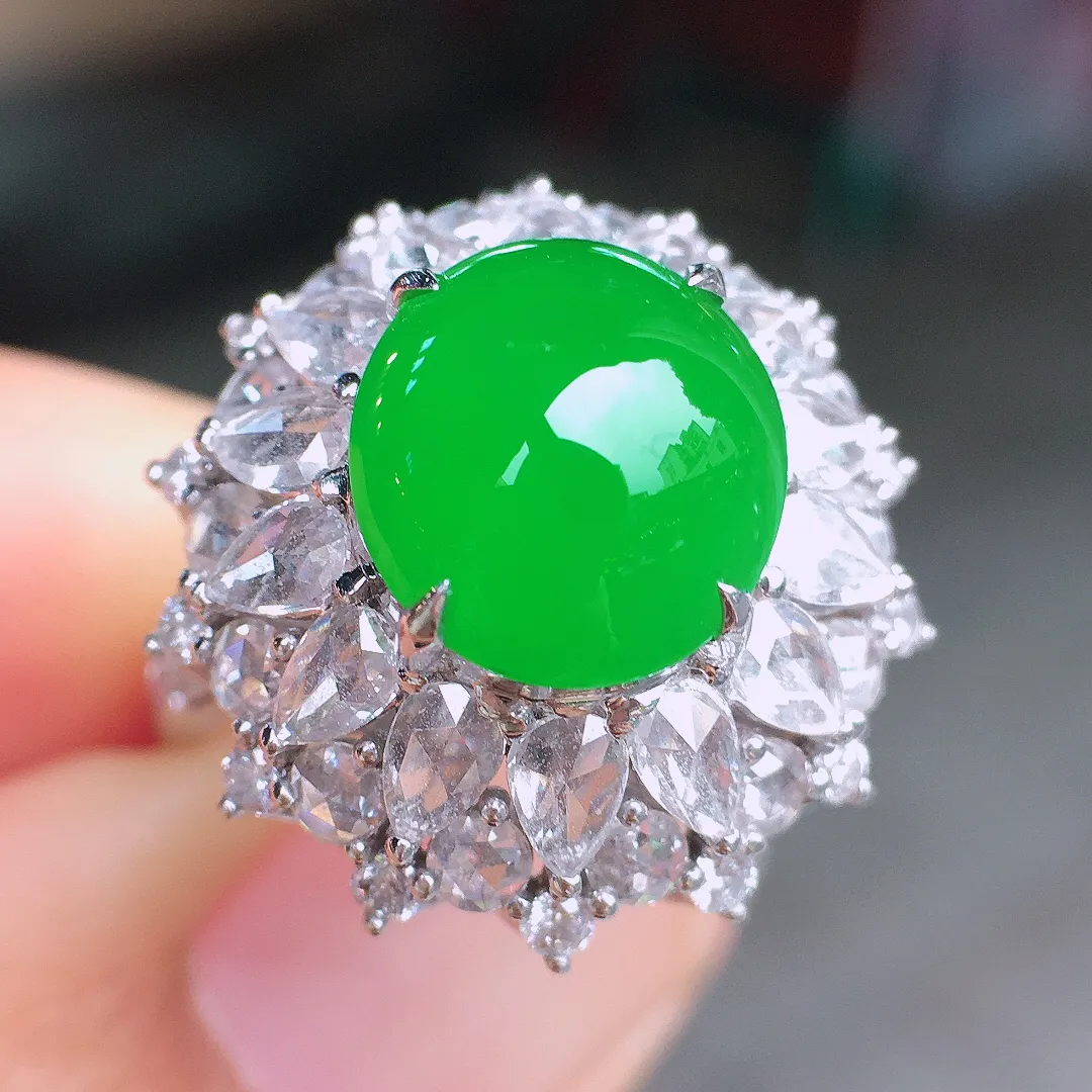 阳绿蛋面戒指，色泽均匀艳丽，玉质细腻，荧光感超
强，饱满圆润，尽显优雅气质，18k
金豪华镶嵌