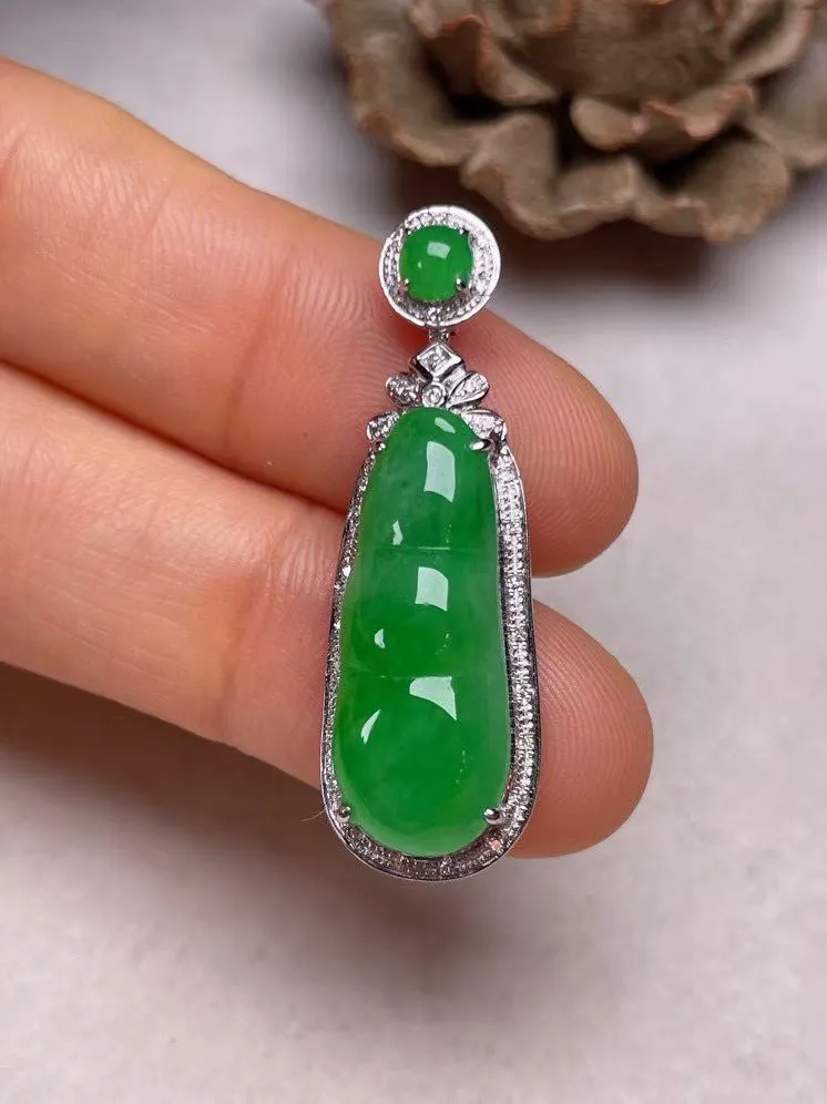 冰种阳绿福豆吊坠、真金真钻镶嵌，种水好，玉质细腻 .裸石尺寸 23.0*8.9