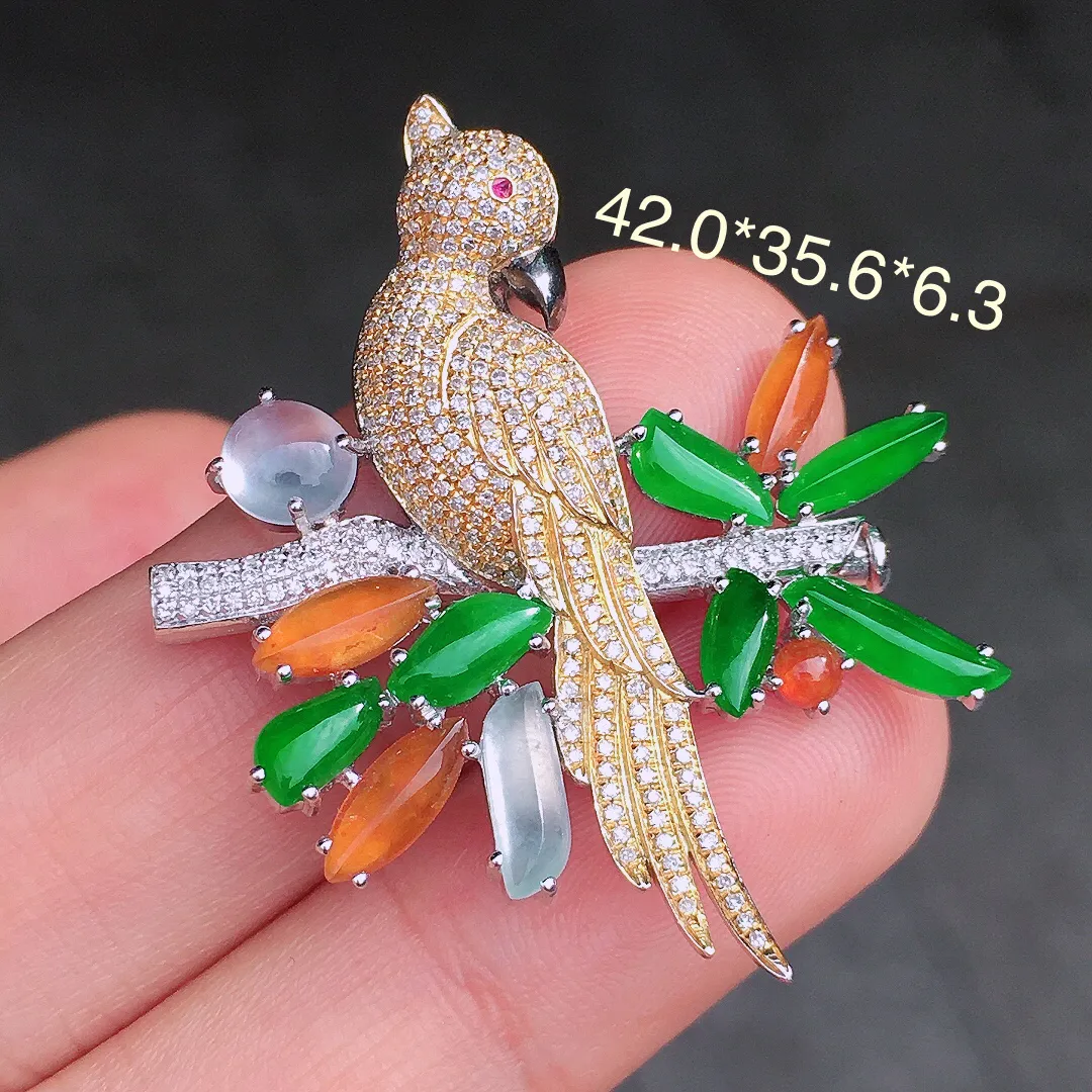 三彩【喜上眉梢】胸针/吊坠两用款，色泽均匀艳丽，玉质细腻，荧光感超
强，饱满圆润，尽显优雅气质，18k
金豪华镶嵌