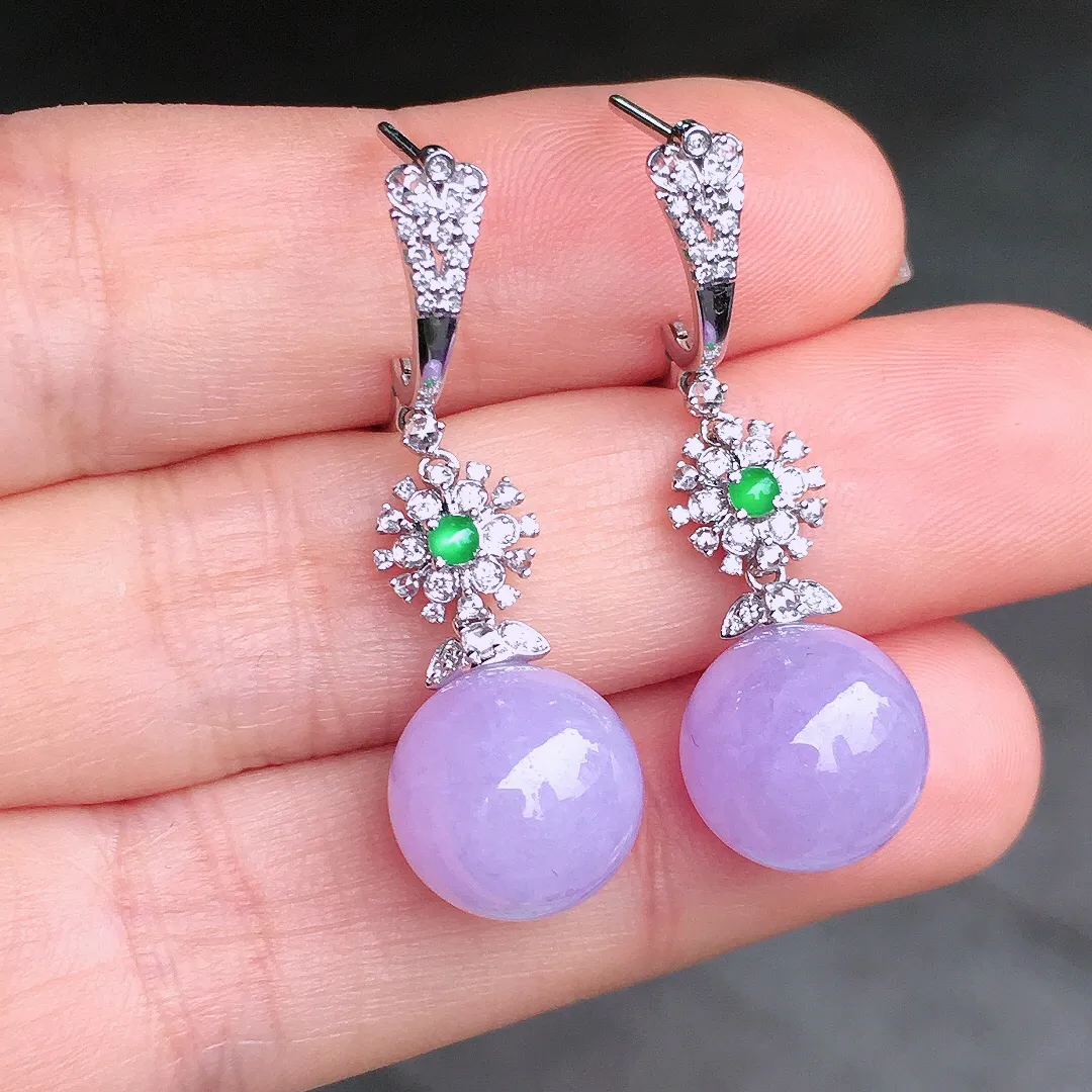 紫罗兰珠子耳坠，色泽均匀艳丽，玉质细腻，荧光感超
强，饱满圆润，尽显优雅气质，18k
金豪华镶嵌