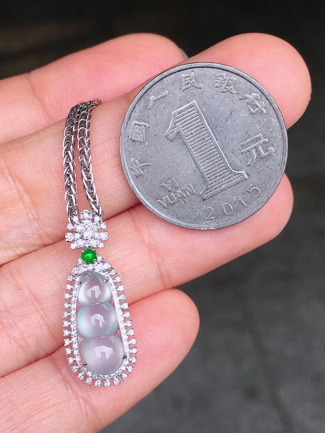 冰种福豆吊坠，玉质细腻，荧光感超
强，饱满圆润，尽显优雅气质，18k
金豪华镶嵌