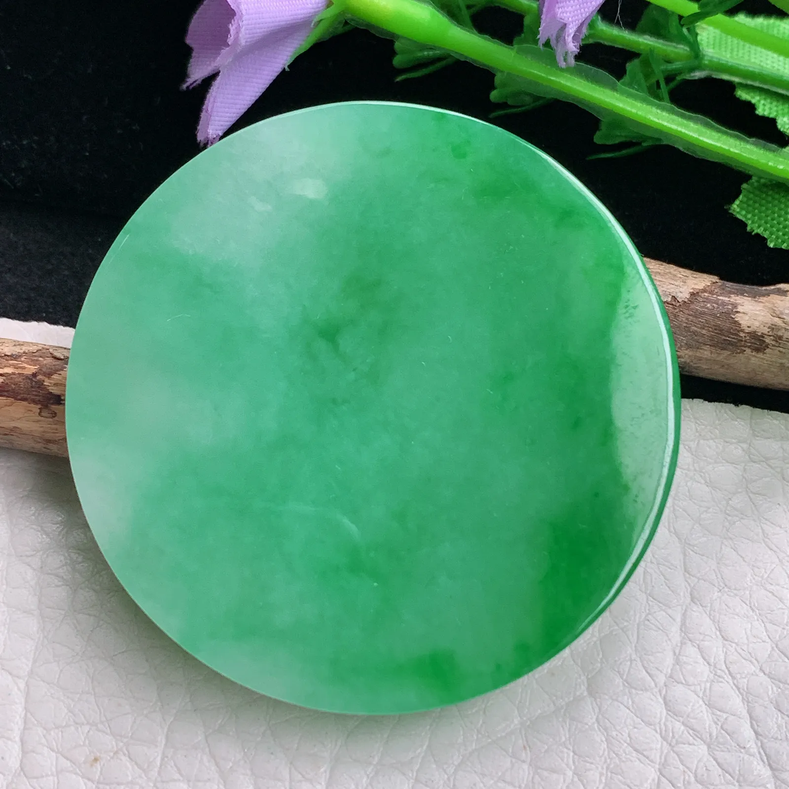 ktj自然光51.2*7.6天然缅甸翡翠水润辣阳绿无事牌 圆牌玉吊坠 玉挂件