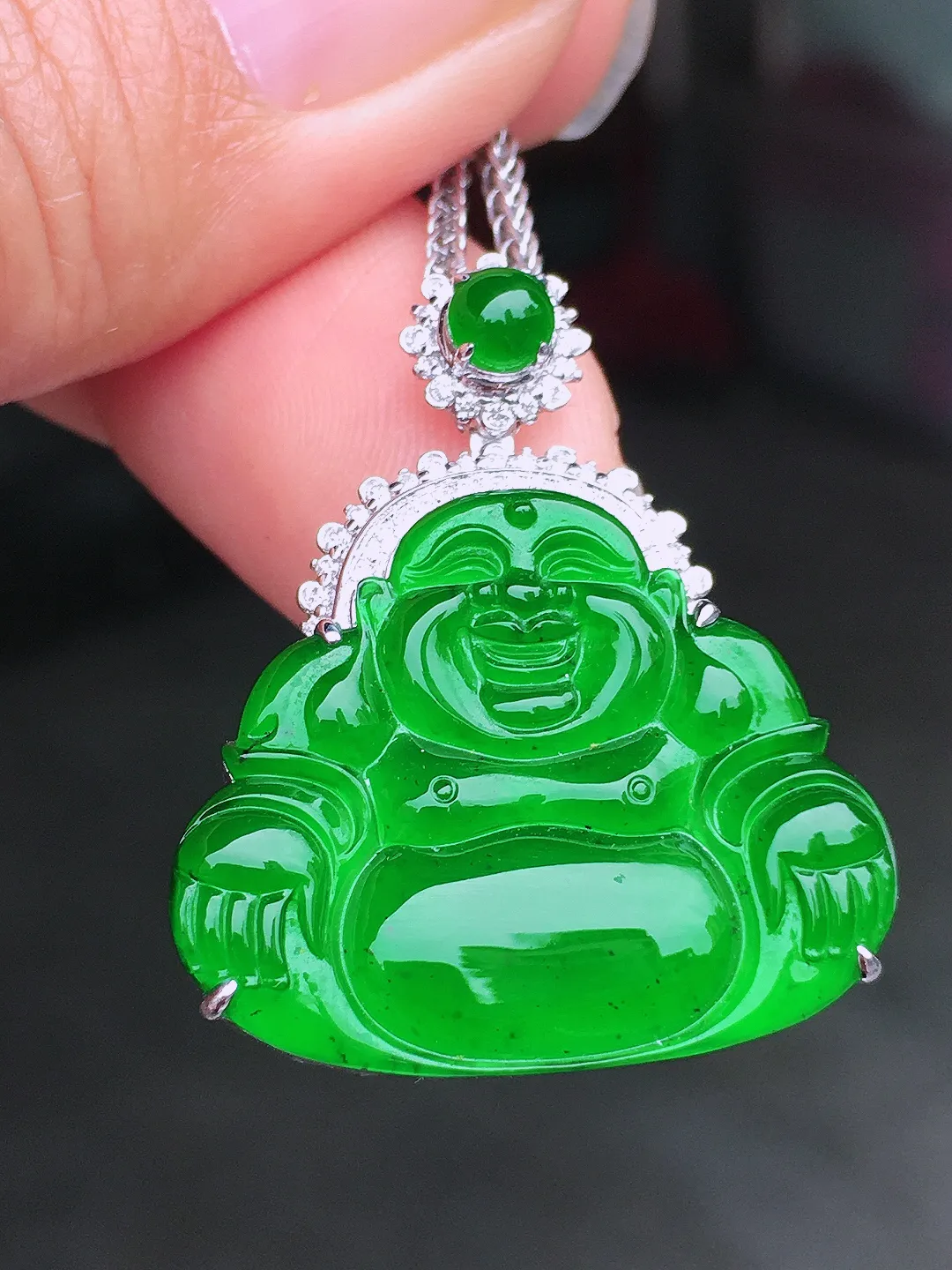 满绿佛公吊坠，色泽均匀浓郁，玉质细腻，荧光感超
强，饱满圆润，尽显优雅气质，18k
金豪华镶嵌
