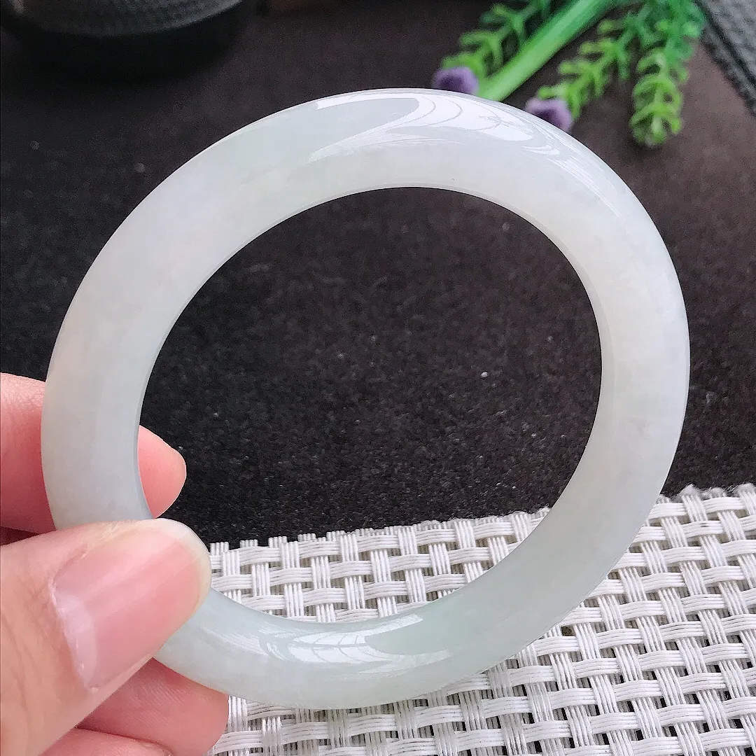 天然A货翡翠55.5/10.3/10老坑秀气冰润白月光圆条手镯玉手镯