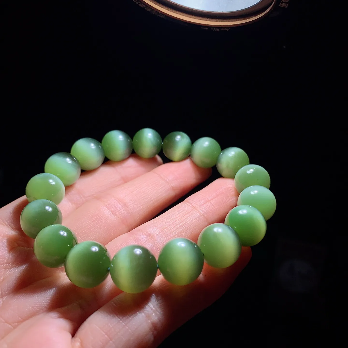 和田玉菠菜绿俄罗斯碧玉猫眼手串。单颗尺寸12重45.8克。玉质细腻油润。手推出油。佩戴高端典雅。lt251201