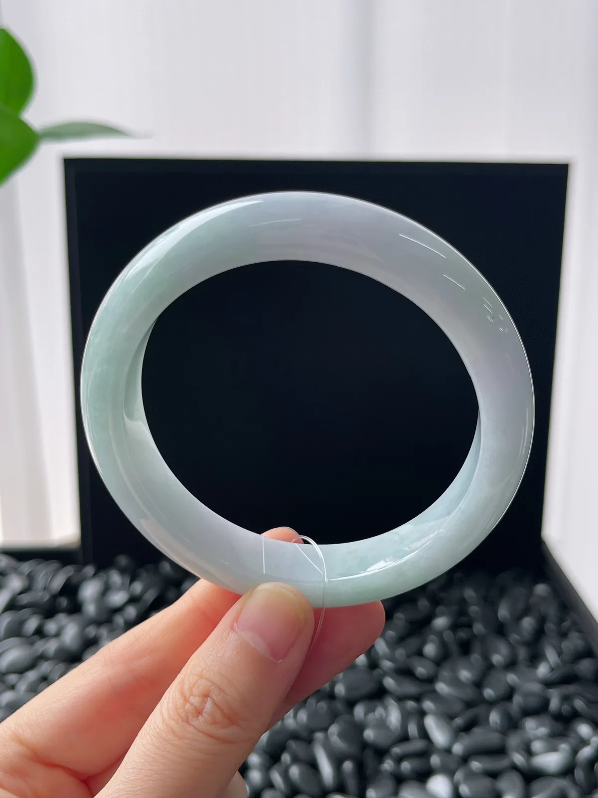 正圈58圈口，翡翠糯化种淡绿色手镯