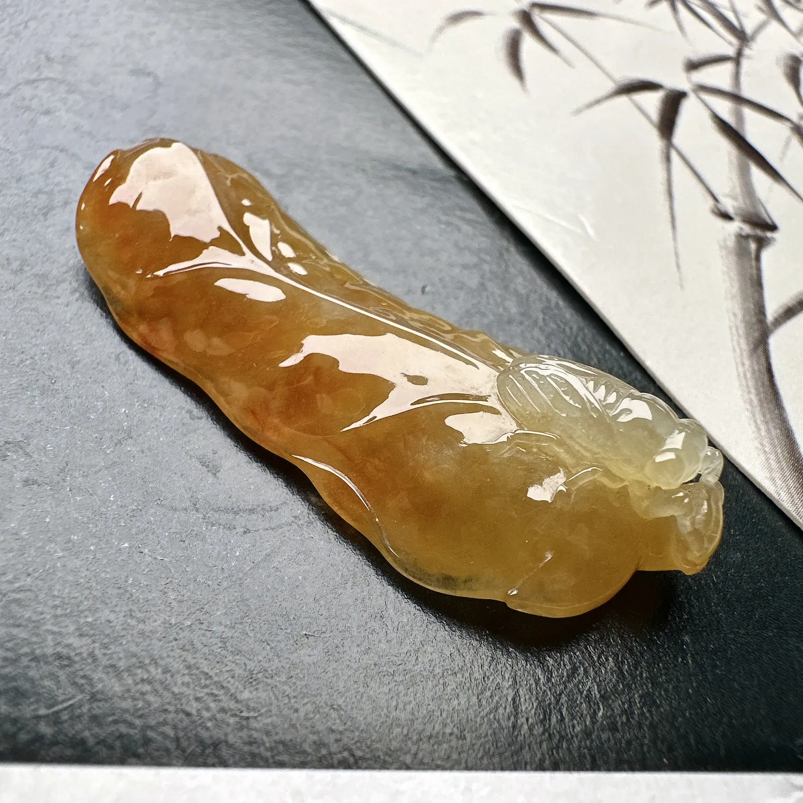 【冰种黄加绿一鸣惊人】质地非常细腻，通透度很好