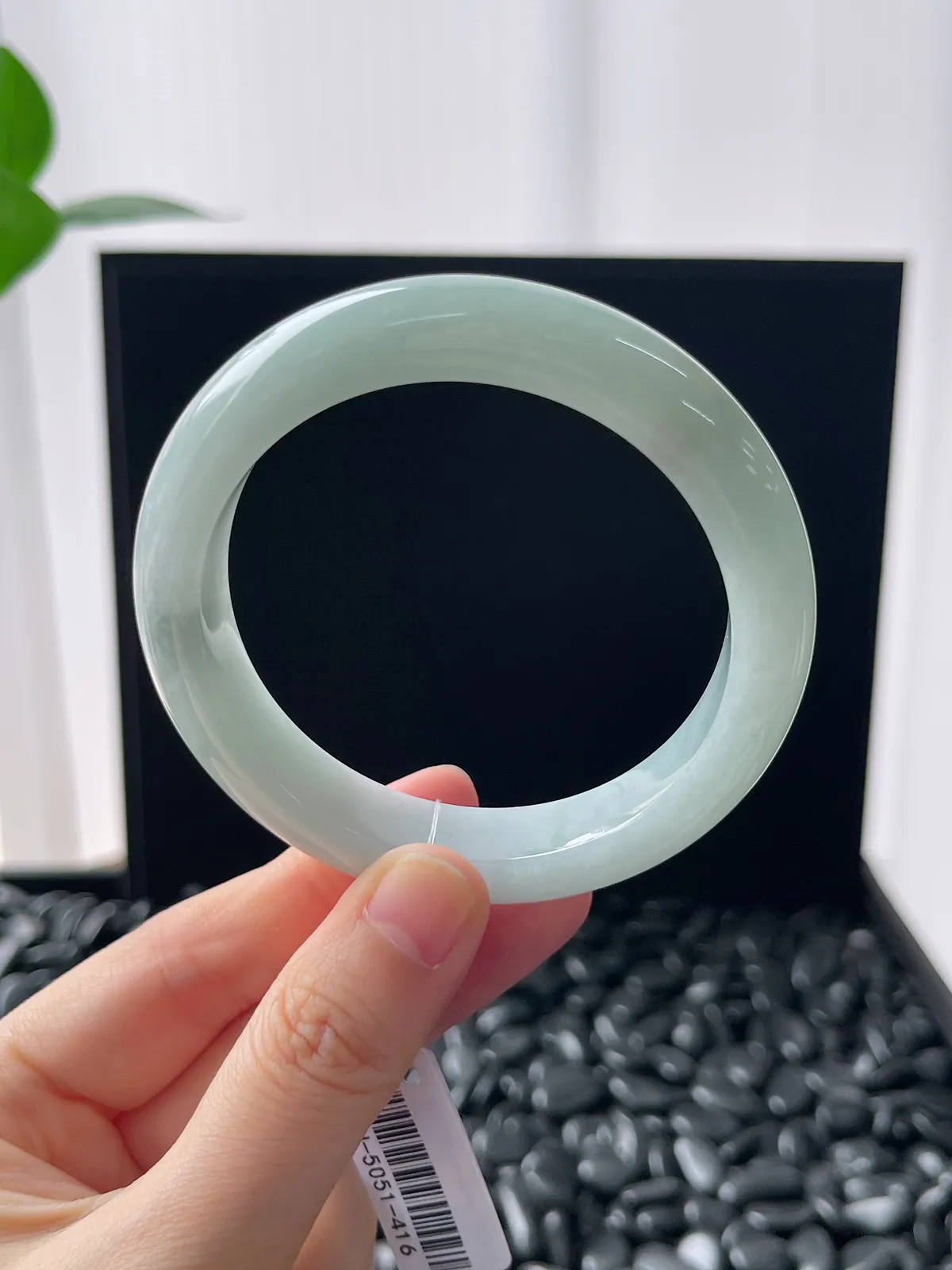 正圈55.6圈口，翡翠糯化种浅绿色手镯